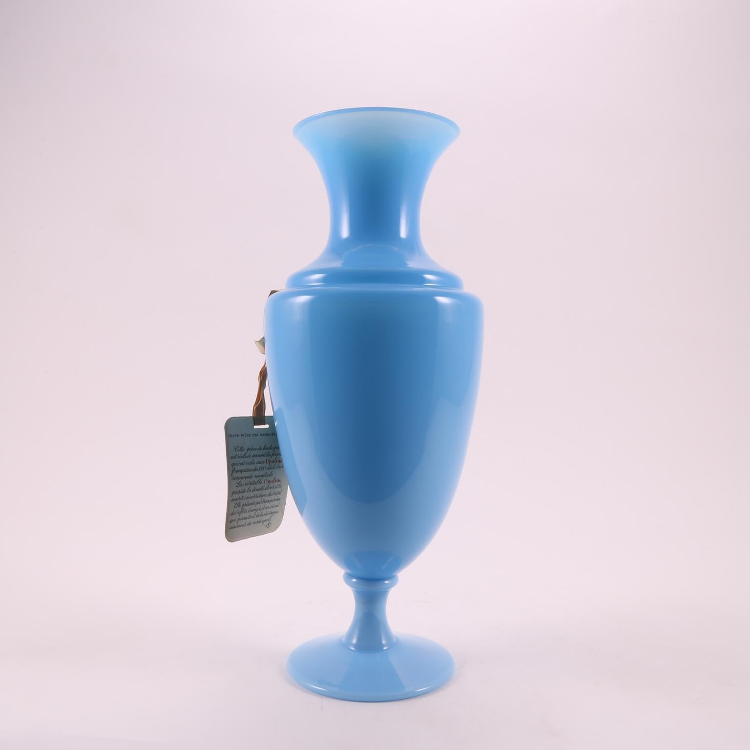 Français Vase en verre opalin soufflé à la main Art Déco Sèvres Turquoise clair, 1920 en vente