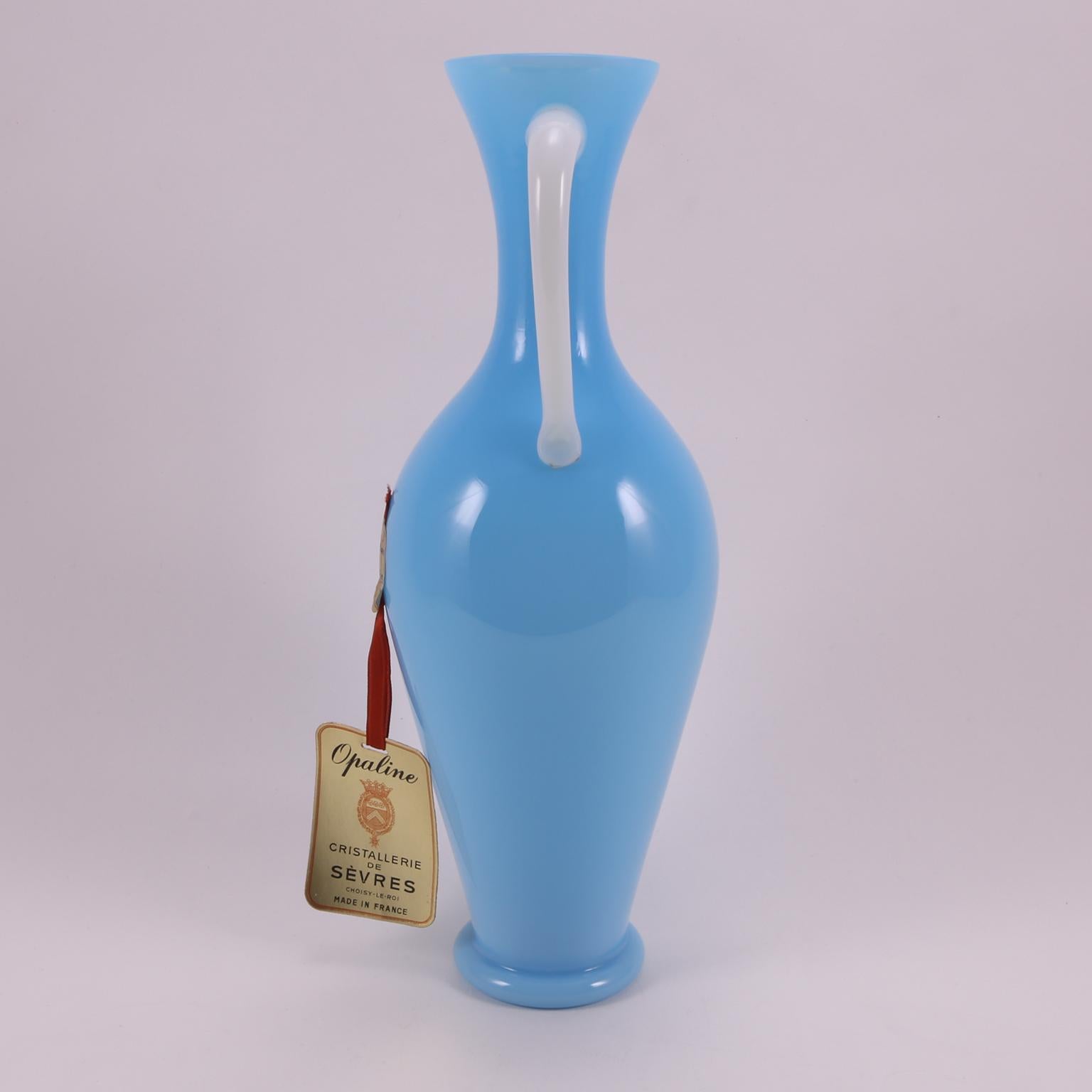 Art Deco French Sèvres Light Turquoise Handblown Opaline Glass Vase, 1920 In Excellent Condition For Sale In Florence, IT