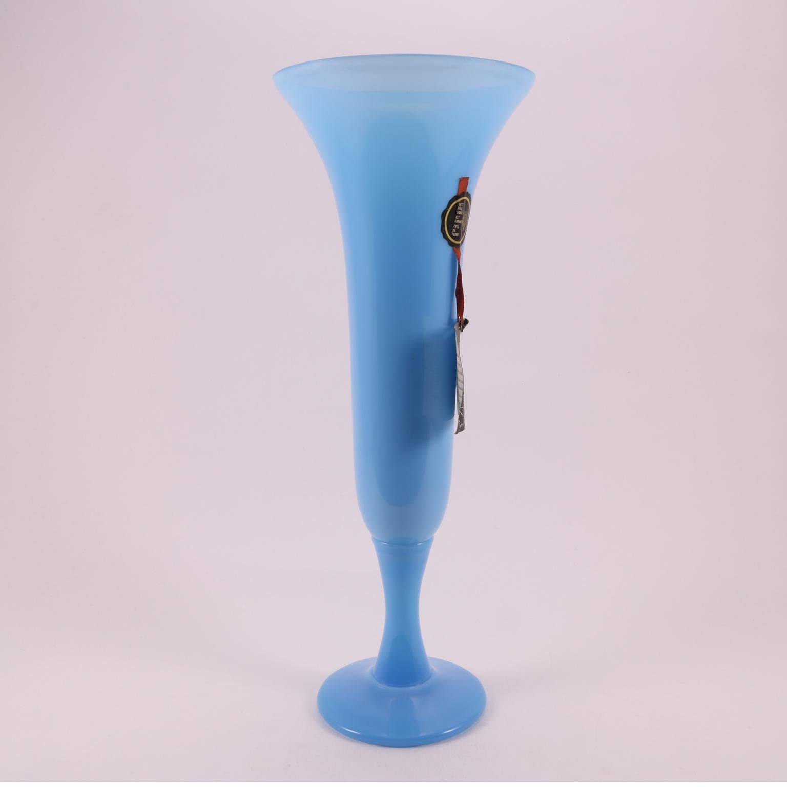 An original Sevrès opaline glass vase, handblown in France, in a captivating light turquoise shade.
With a slender and elegant body it presents a careful and powerful beauty at the same time, own of the Cristallerie De Sèvres.
With original ribbon