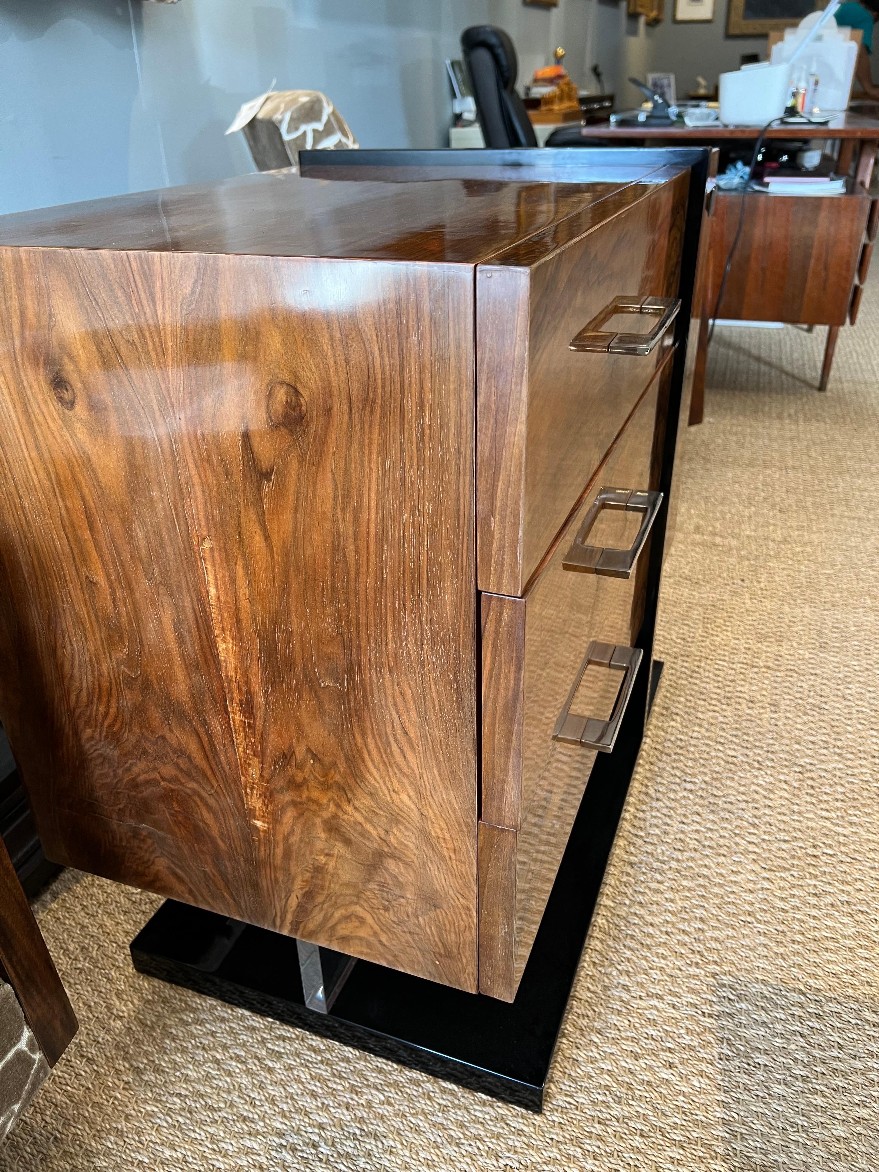 Art Deco French Side Table in Walnut For Sale 1