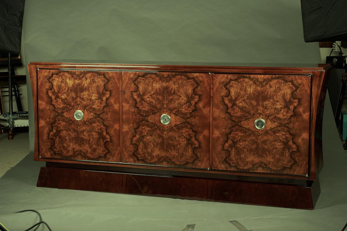 Art Deco French Sideboard in Burl Walnut In Excellent Condition In Houston, TX