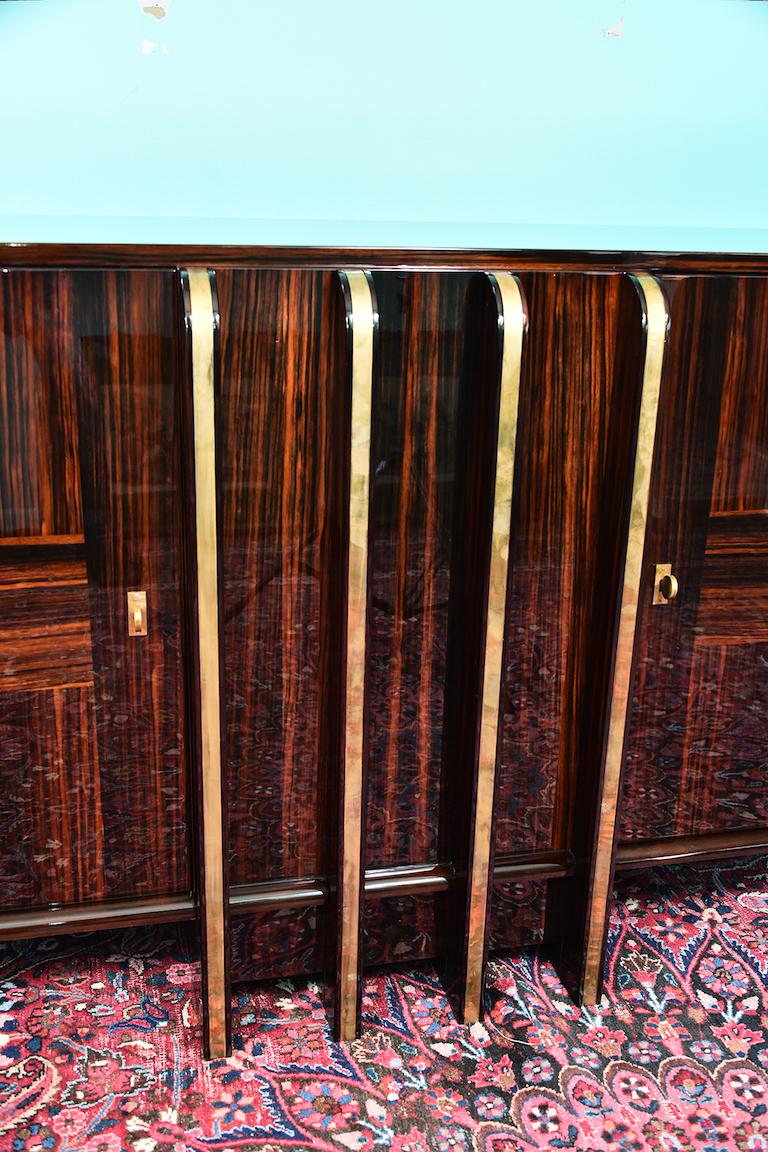 Art Deco French Sideboard with 4 Brass Vertical Lines in Macassar (Mitte des 20. Jahrhunderts)