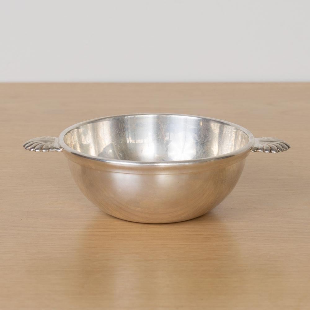 Bellissima ciotola Art Deco placcata in argento proveniente dalla Francia, anni '30. Grande ciotola bassa con scanalature sul bordo e deliziosi manici decorativi a conchiglia. La finitura originale mostra una buona età e patina. Perfetto come