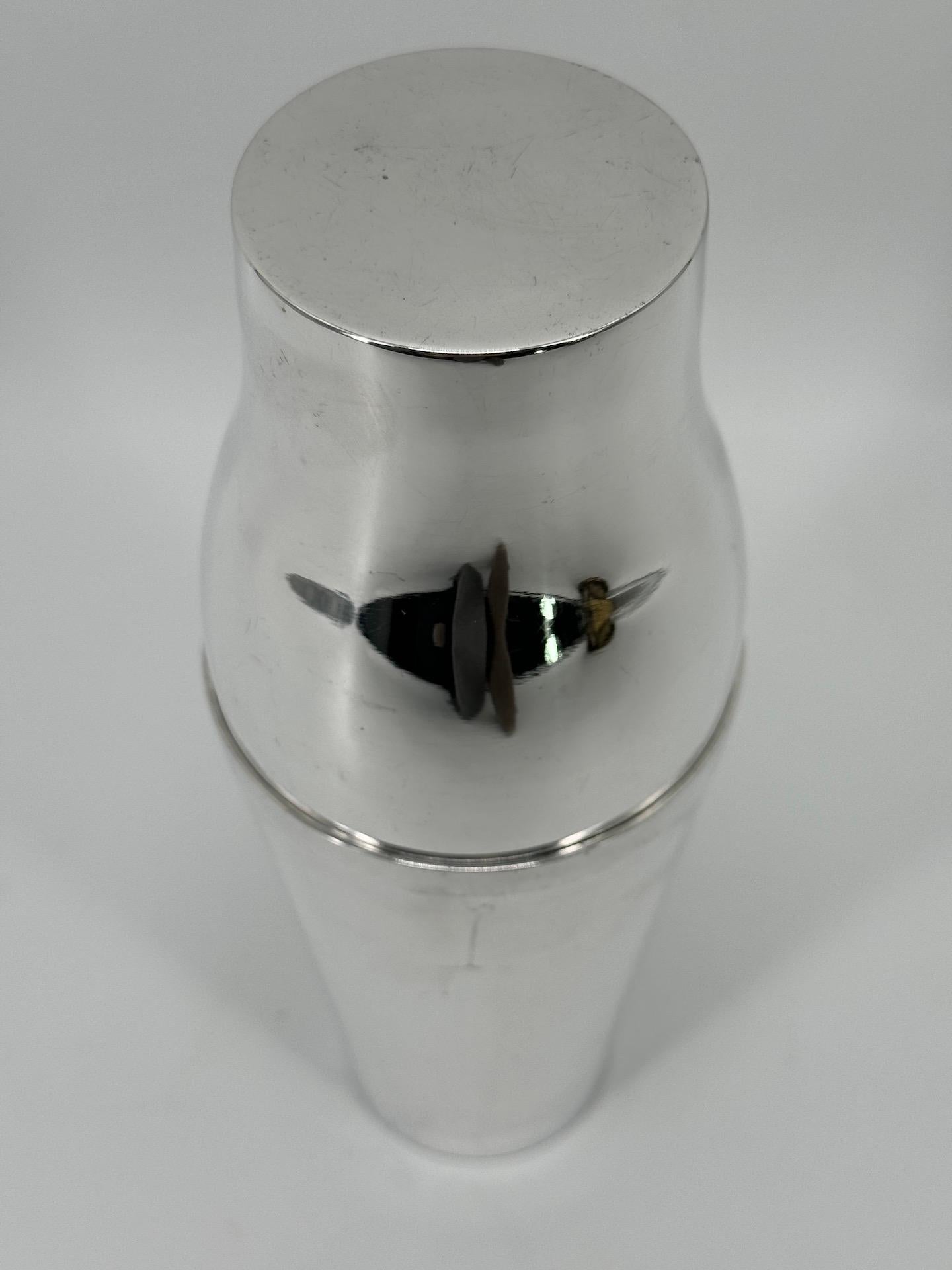 Art Deco French Silver Plated Shaker In the Taste of Christofle

A large and elegant silver-plated metal shaker with a smooth aspect and sleek shape. 
Christofle made an identical model.

Perfectly tight when closed and in very nice condition for