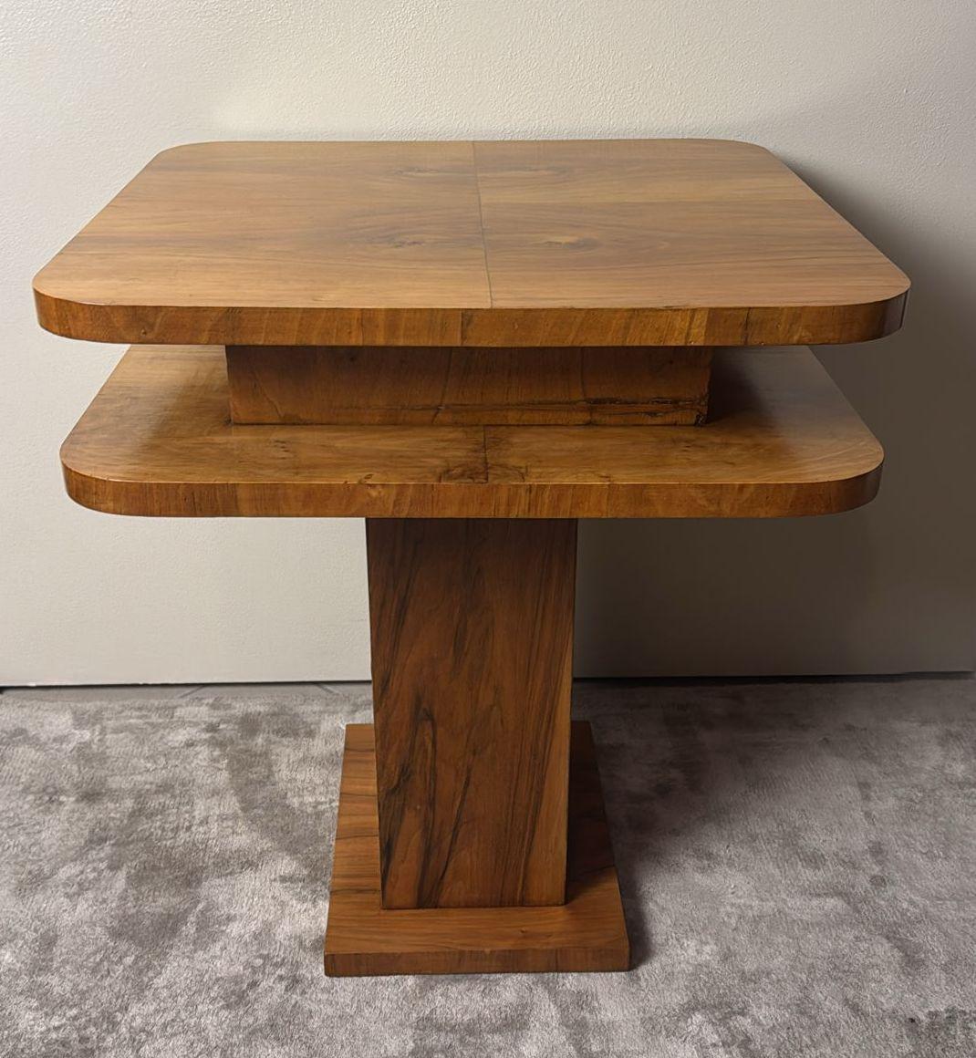 Nous vous invitons à lire la description dans son intégralité, car elle fournit des informations techniques et historiques détaillées qui garantissent l'authenticité de nos articles.
Cette table d'appoint Art déco française, unique et élégante, est