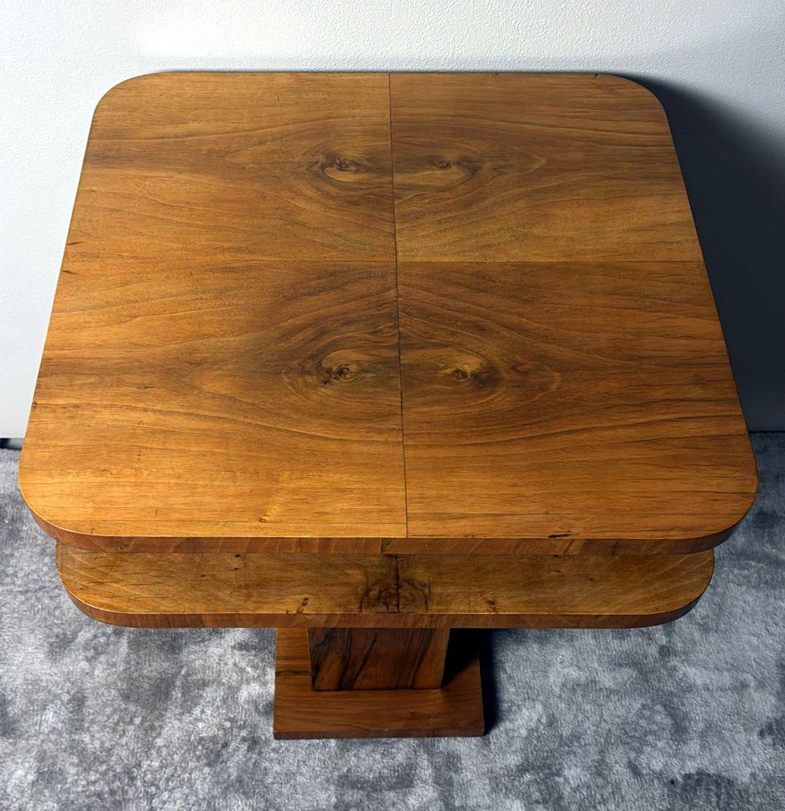 Noyer Table d'appoint carrée Art déco française en vente