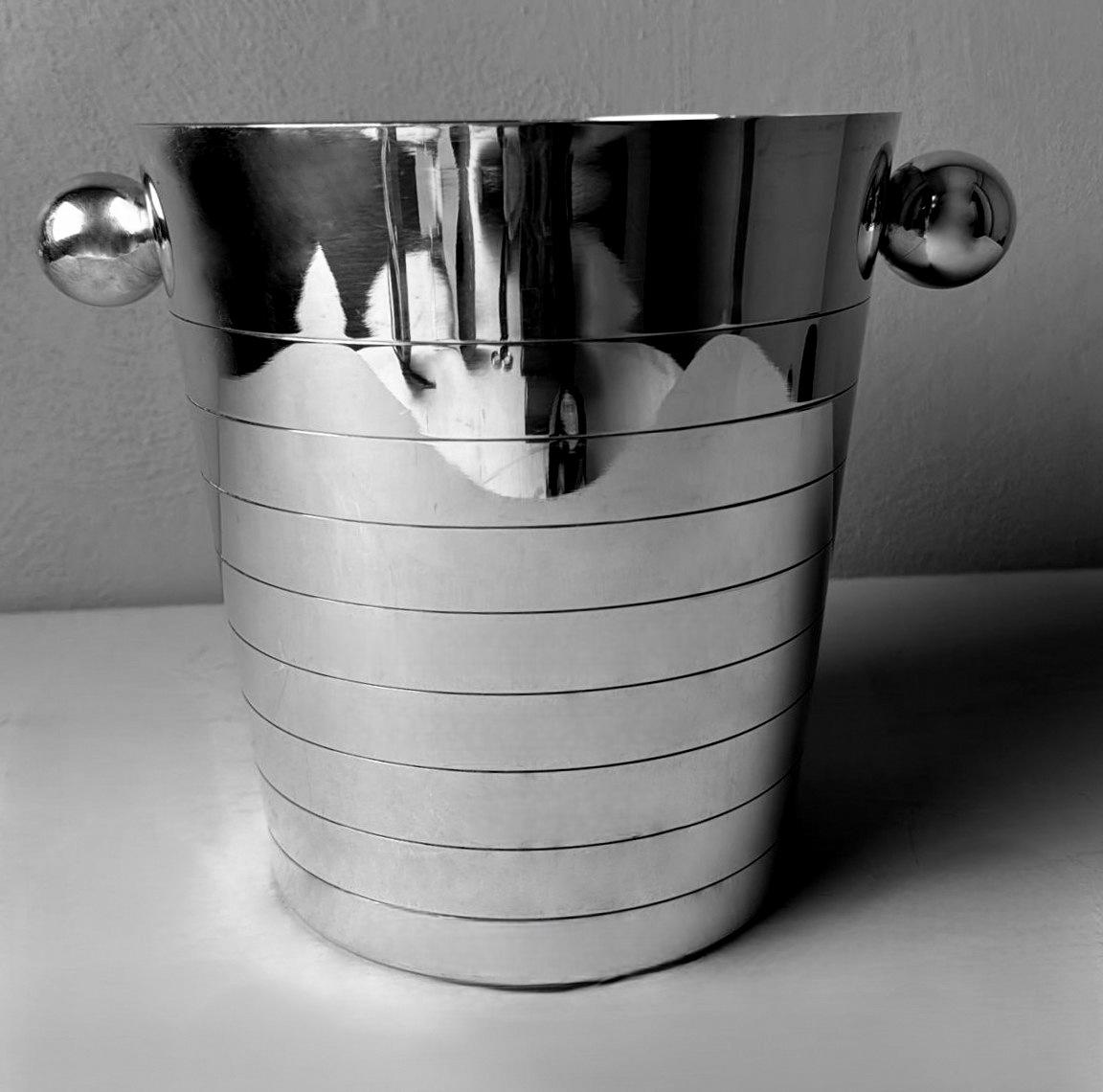 We kindly invite you to carefully read the full description, as we are committed to providing you with detailed technical and historical information to ensure the authenticity of our items.
This elegant and refined French champagne bucket is crafted