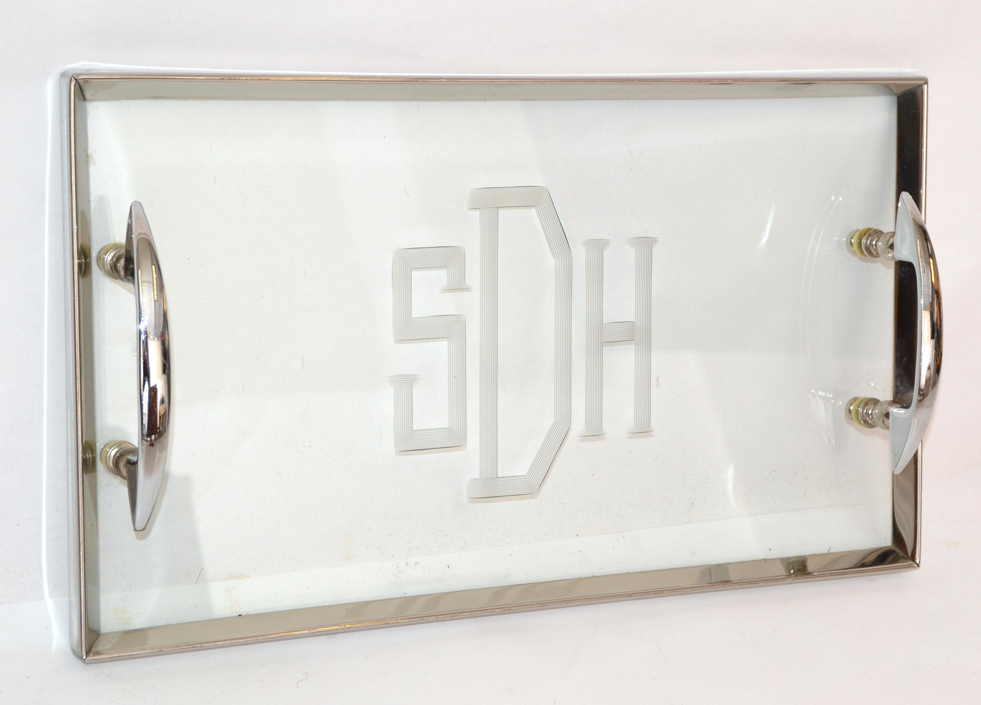 Französisches Art Deco Tablett oder Serviertablett aus Edelstahl mit geätztem Glas.
In der Mitte sind die Buchstaben SDH eingraviert.
Ideal für Getränke, Snacks oder auf dem Waschbecken für Parfüm. 

 