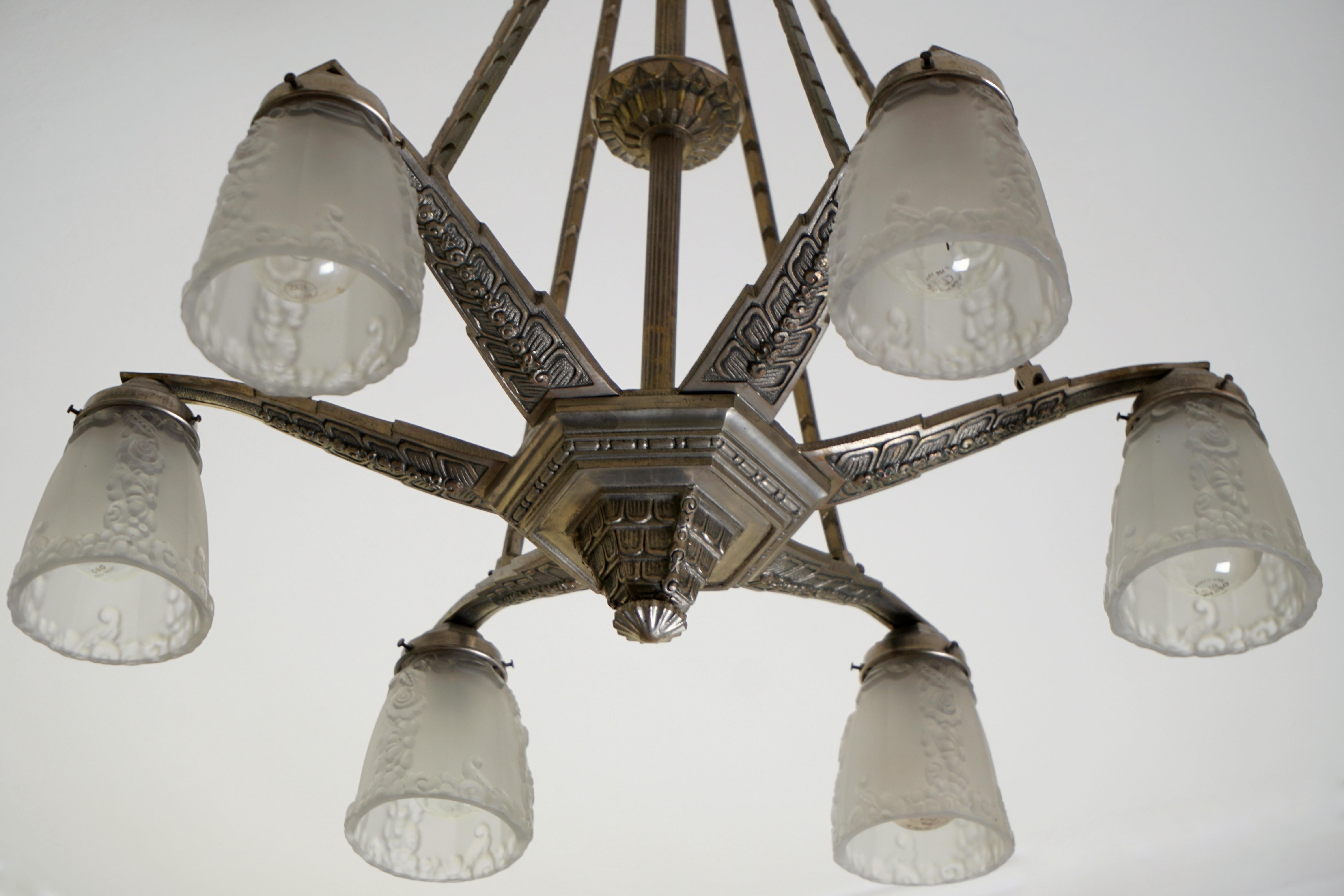 A very nice detailed Art Deco French Starfish chandelier attributed to Hettier Vincent.
With its archaic ornamentical Finnish a beautiful missing link between art nouveau and Art Deco.