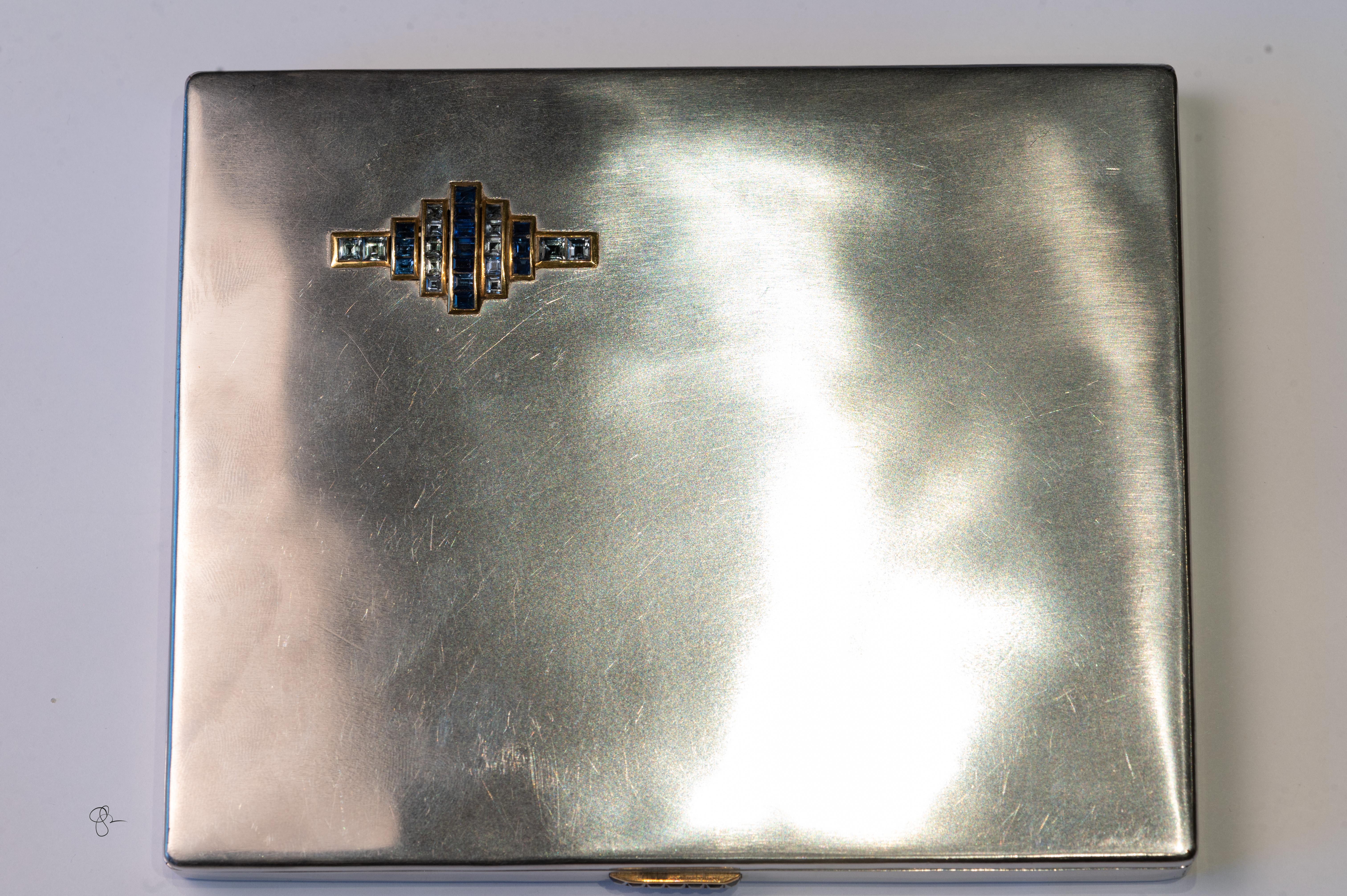 Cette étonnante boîte française de l'époque Art déco est fabriquée en acier (marqué 