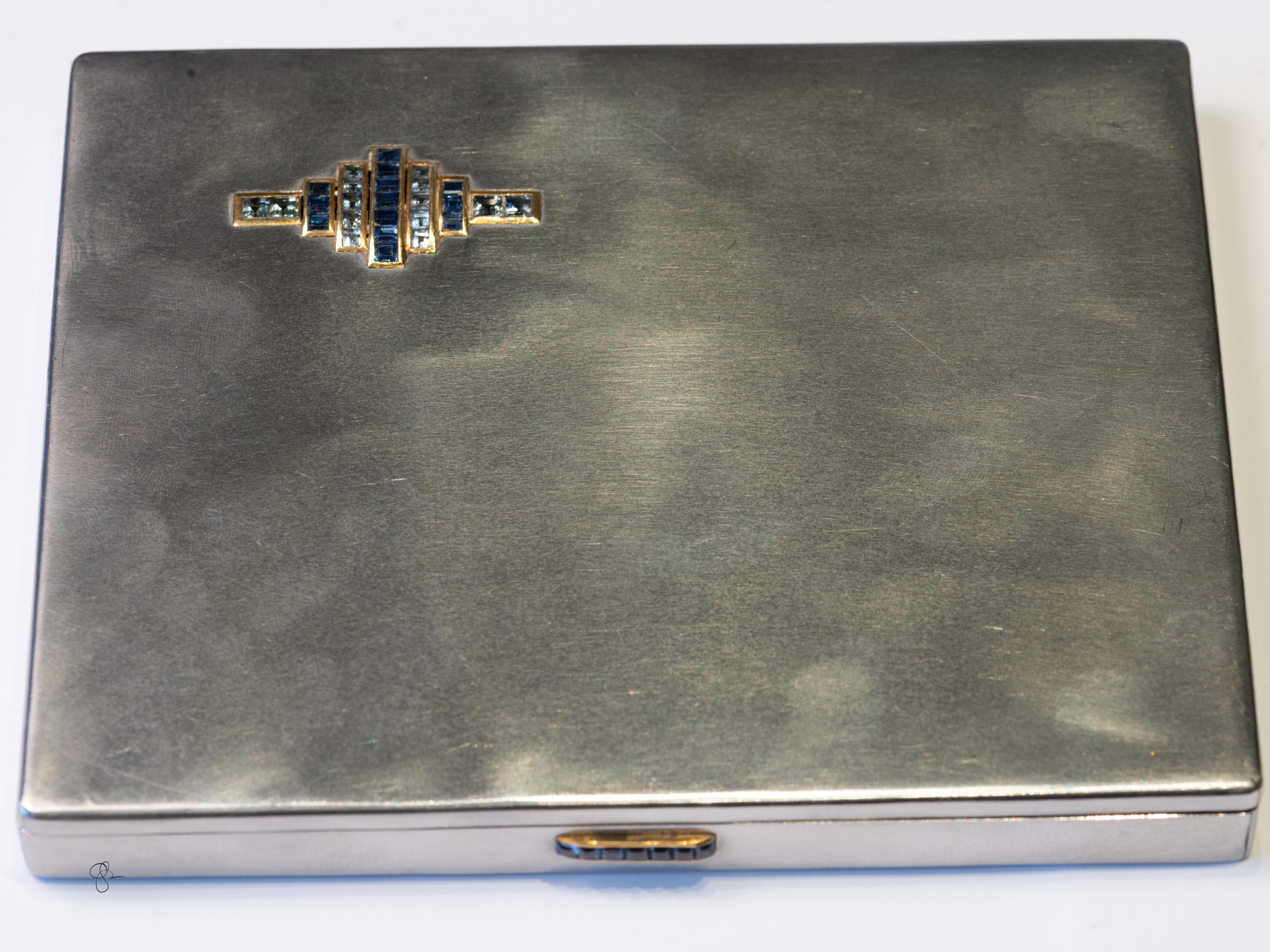Art déco Boîte française Art Déco en acier et or avec saphirs, poinçons français, vers 1930 en vente