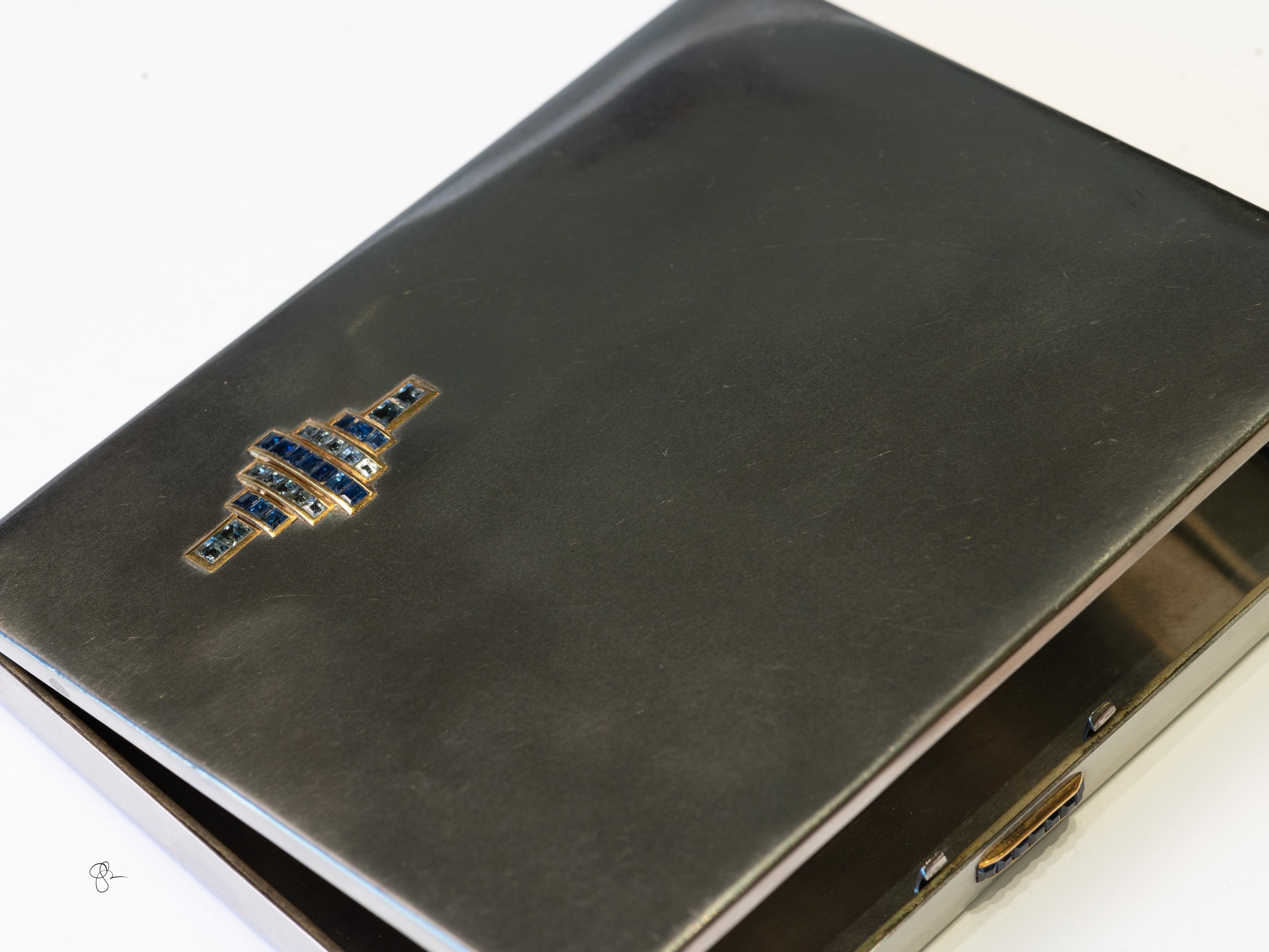 Taille française Boîte française Art Déco en acier et or avec saphirs, poinçons français, vers 1930 en vente