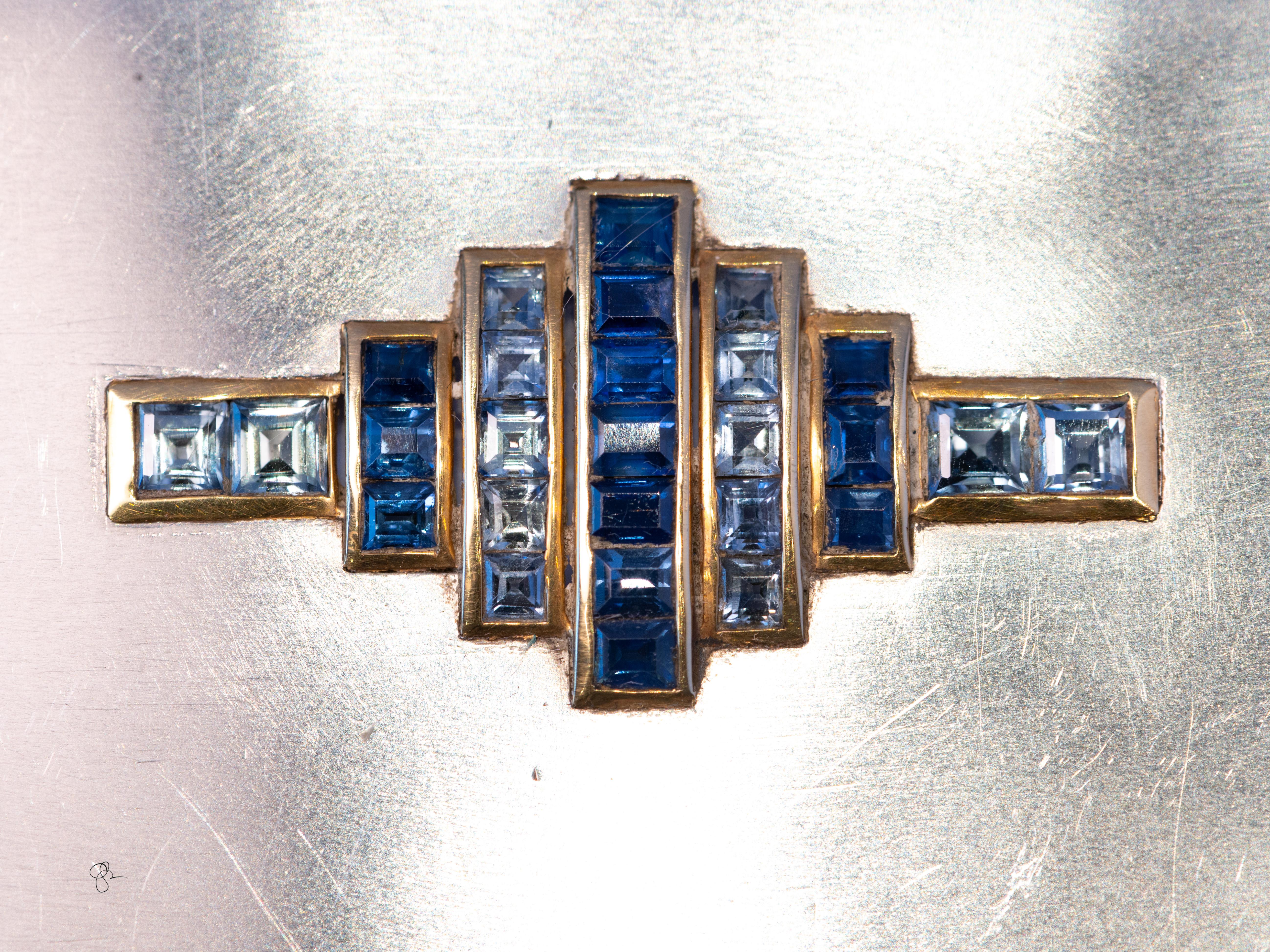 Boîte française Art Déco en acier et or avec saphirs, poinçons français, vers 1930 Bon état - En vente à Tucson, AZ