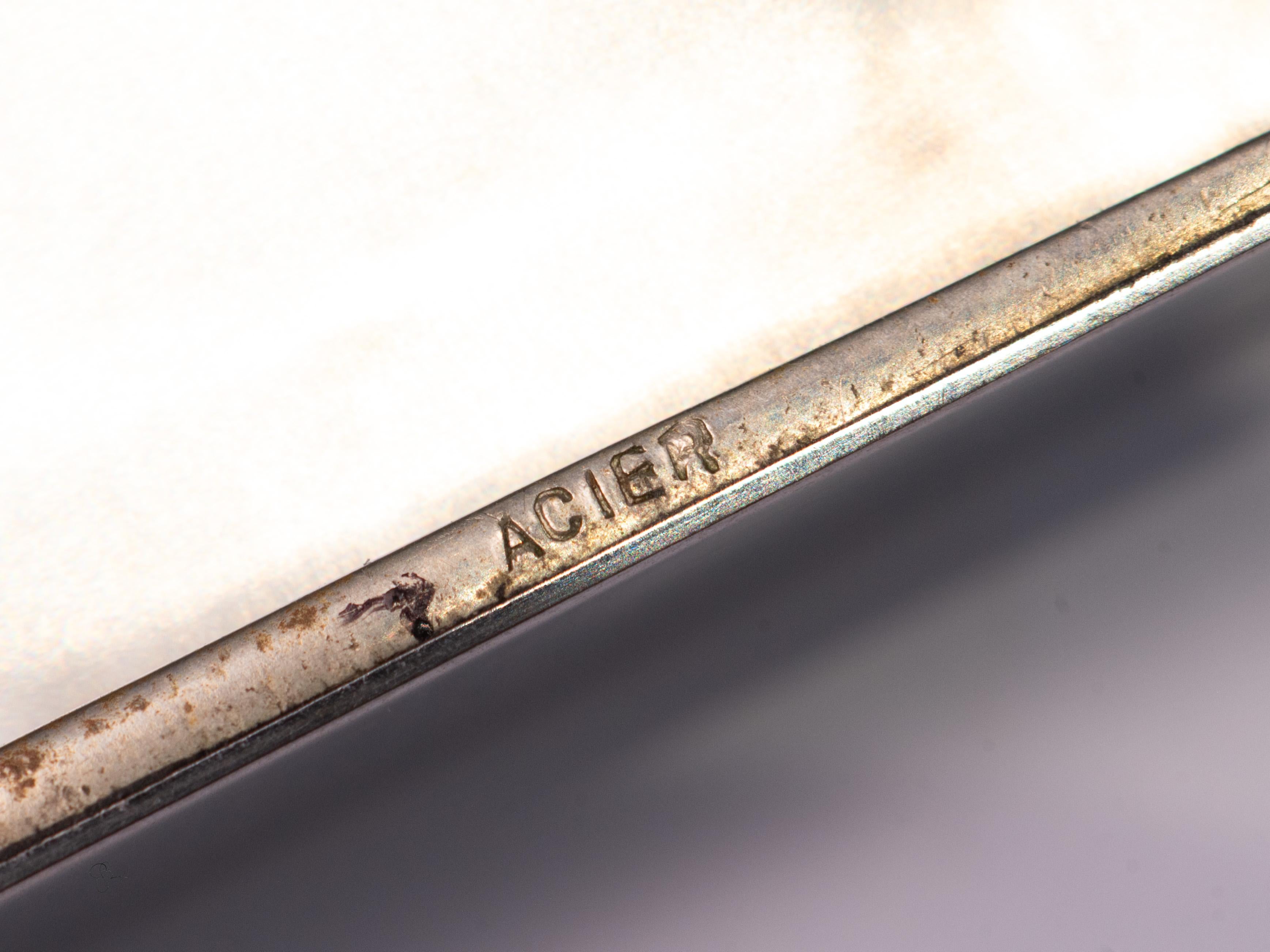 Boîte française Art Déco en acier et or avec saphirs, poinçons français, vers 1930 Unisexe en vente