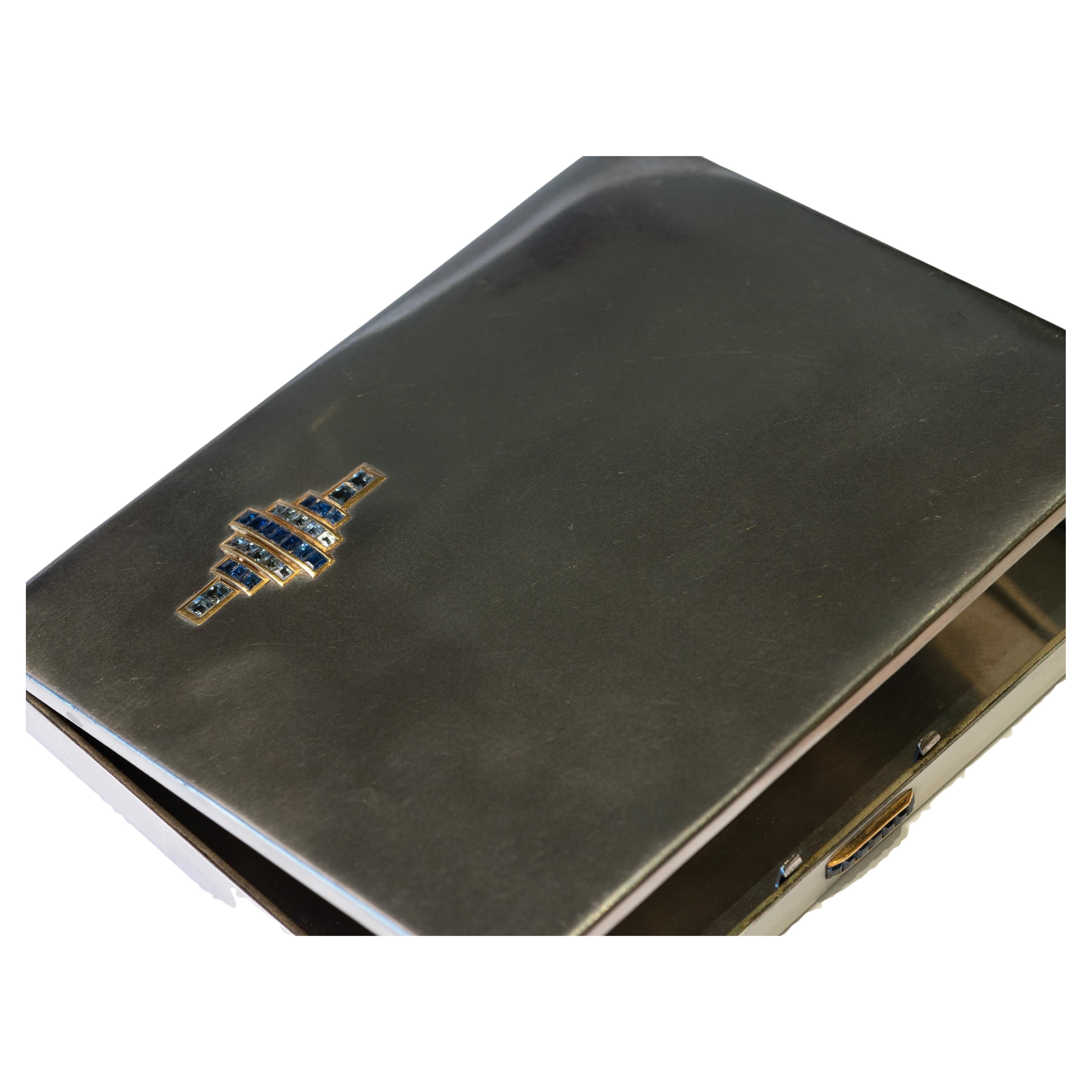 Boîte française Art Déco en acier et or avec saphirs, poinçons français, vers 1930