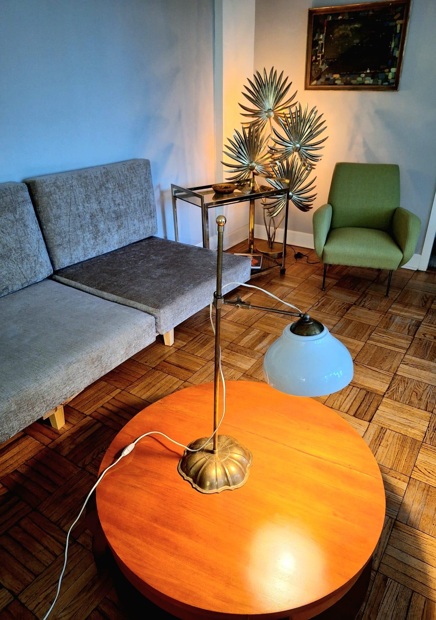 Lámpara de mesa francesa de altura regulable y cuello regulable, pantalla hecha a mano.  vidrio y todo es de la época Art Déco .
EE.UU.  envío de paquetes estándar continental con seguro y embalaje profesional $170
Aproximadamente 5-7 días 