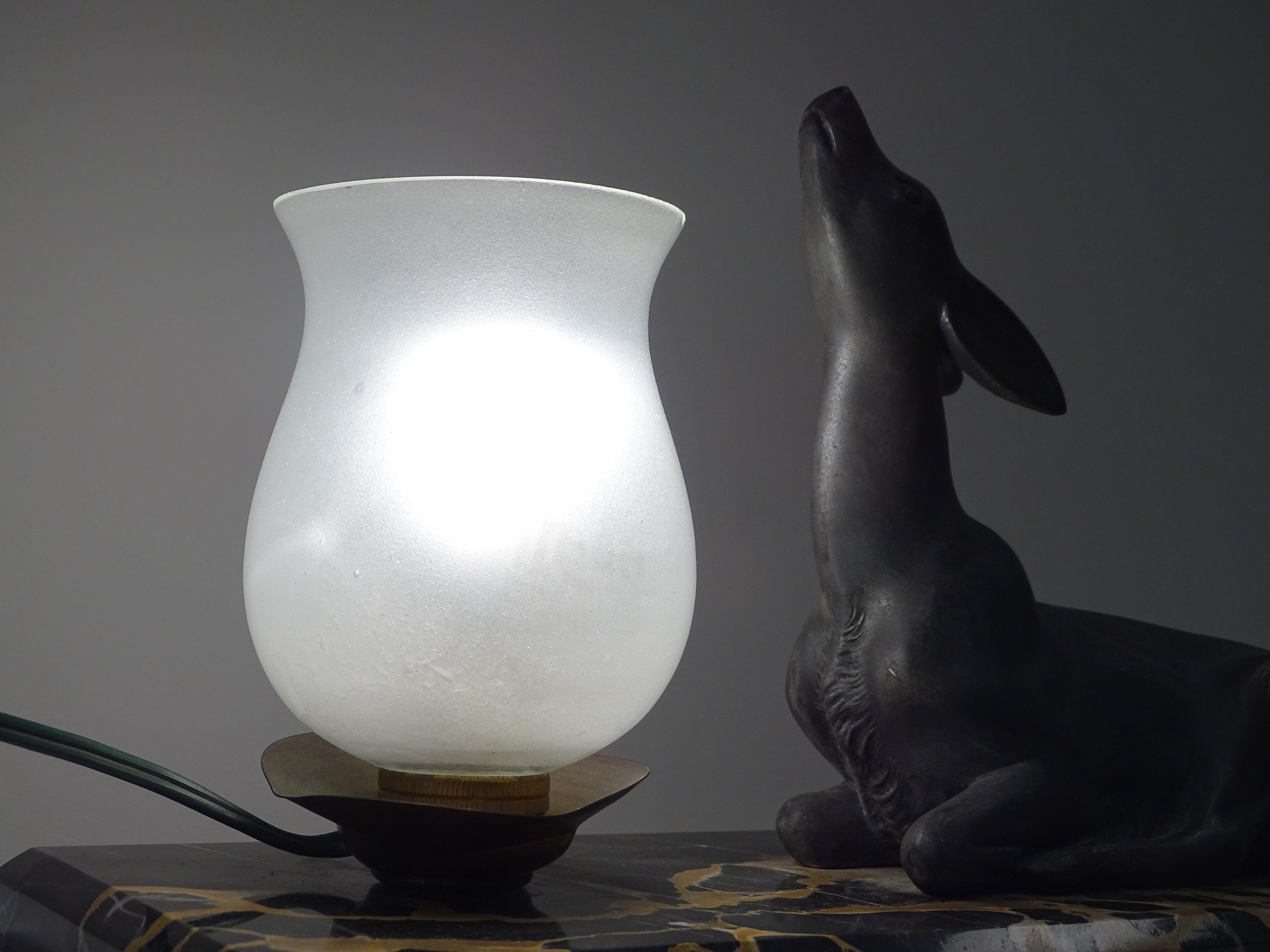 Lampe de bureau Art Déco française Bambi Sculpture, marbre, verre, bronze 3