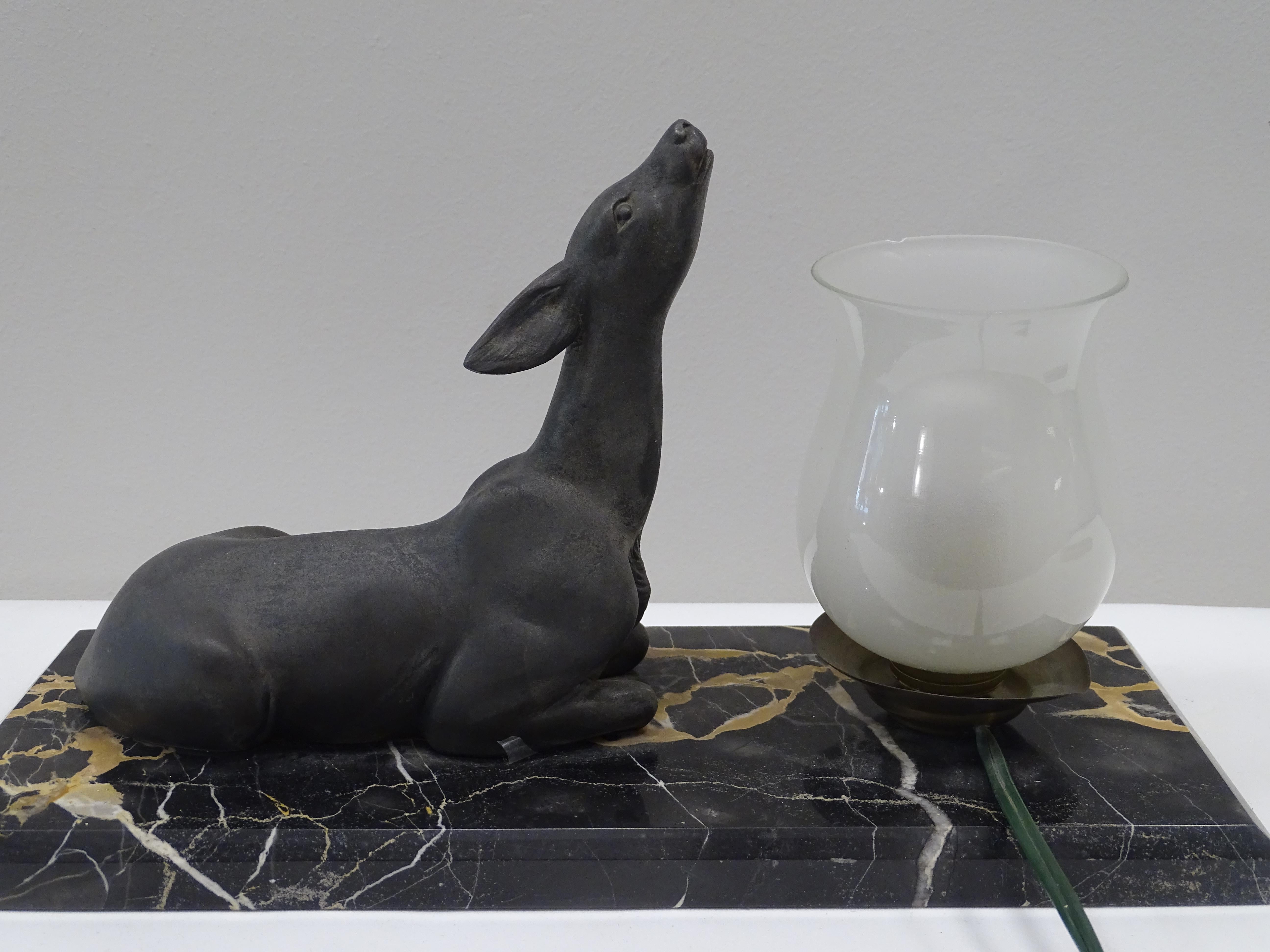 Lampe de bureau Art Déco française Bambi Sculpture, marbre, verre, bronze 6
