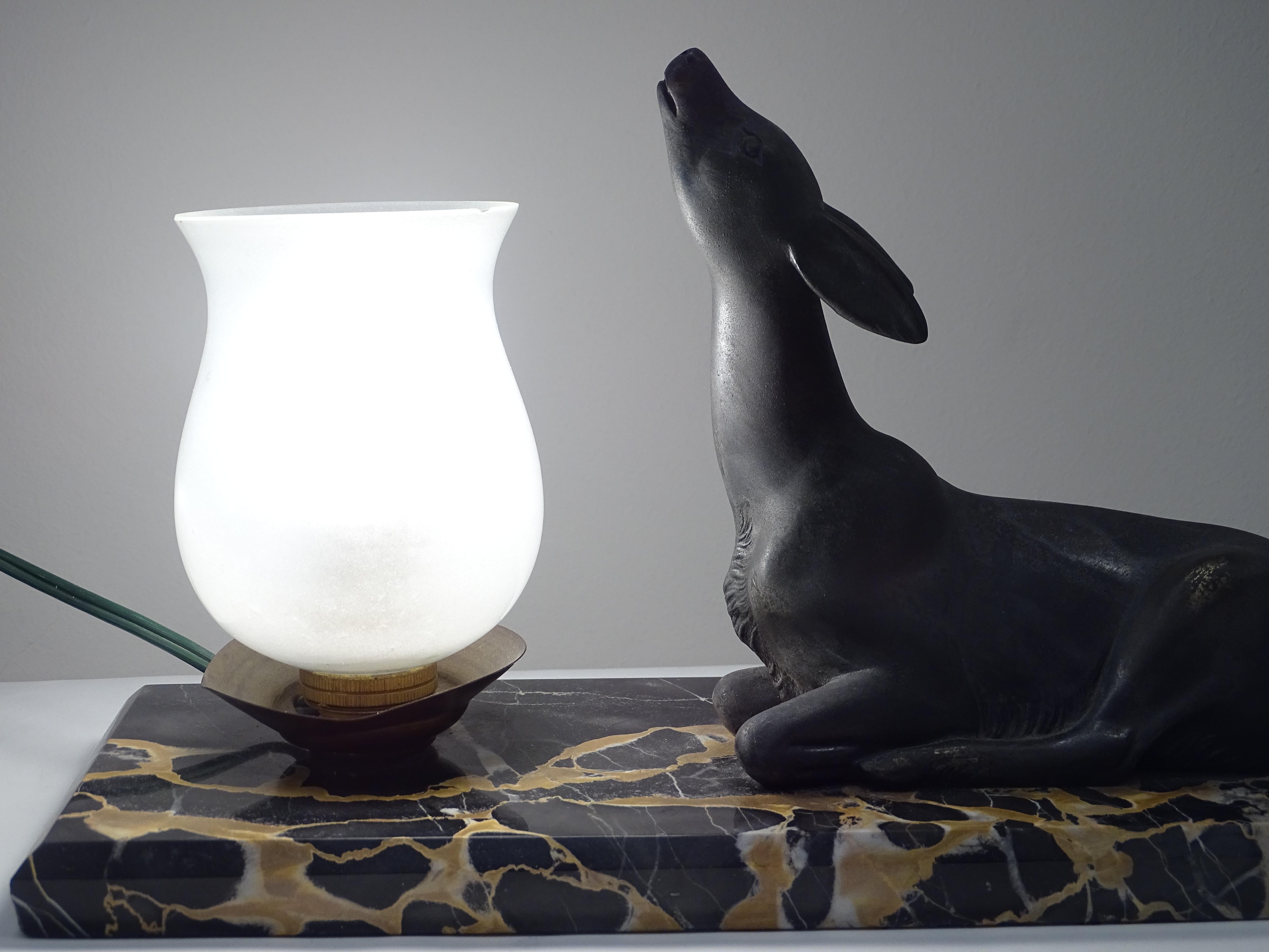 Lampe de bureau Art Déco française Bambi Sculpture, marbre, verre, bronze 12