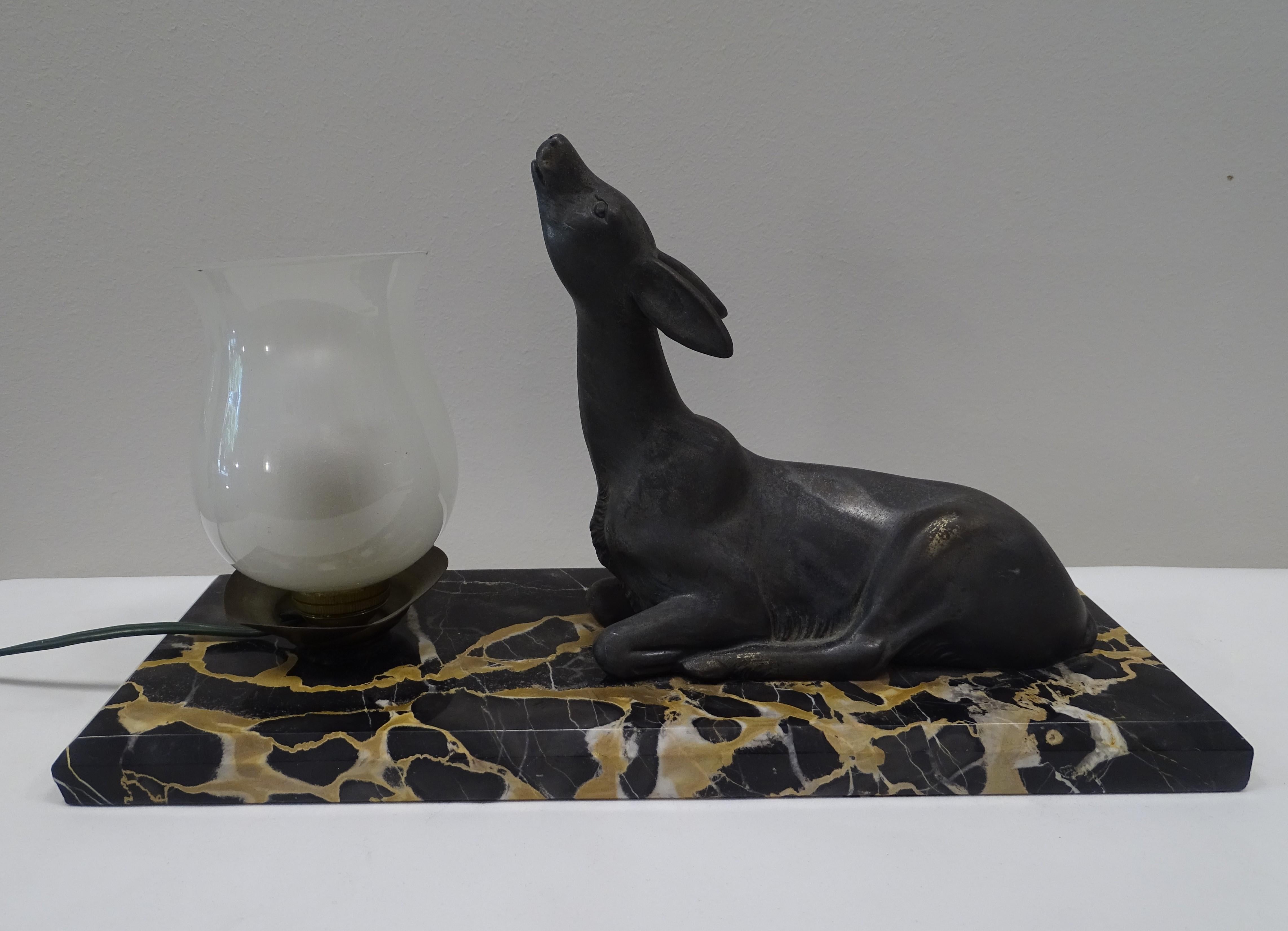Fait main Lampe de bureau Art Déco française Bambi Sculpture, marbre, verre, bronze
