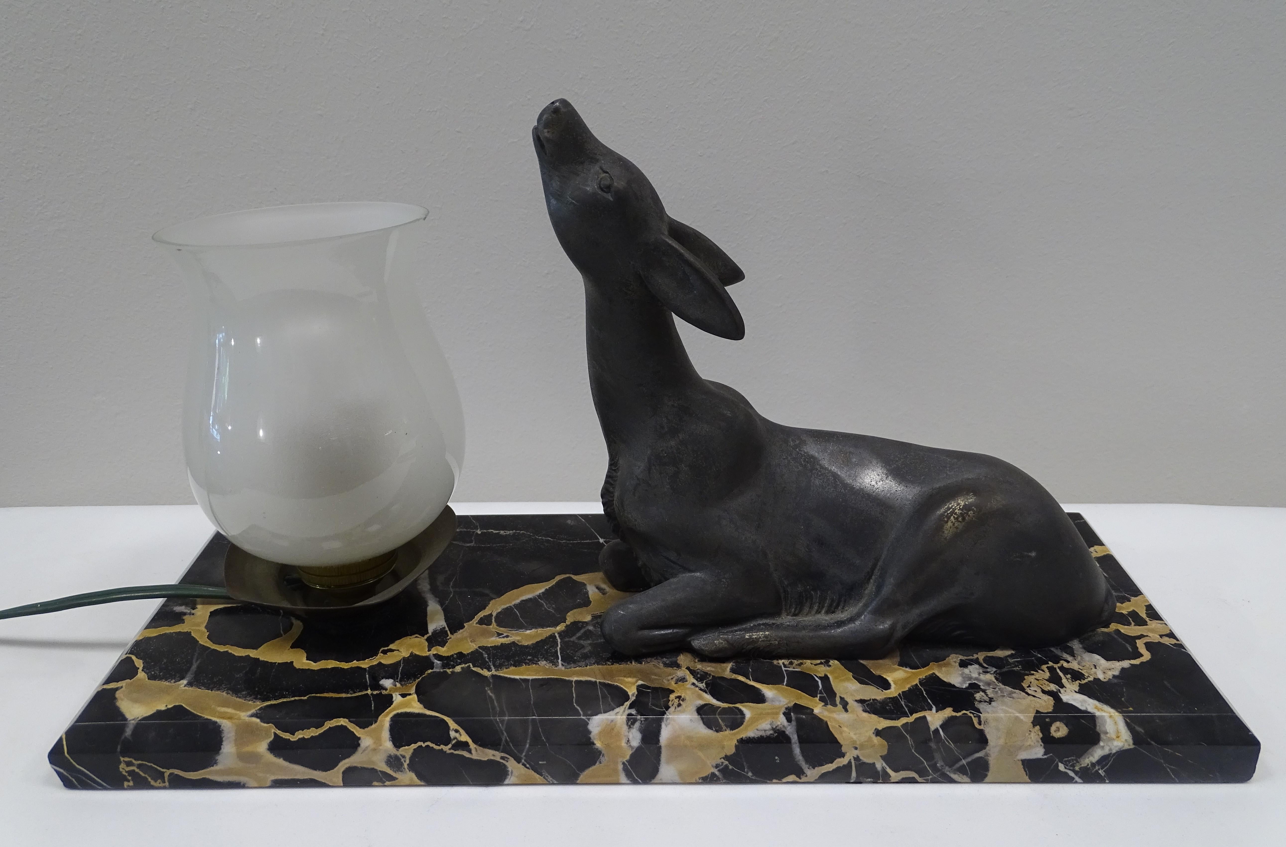 Milieu du XXe siècle Lampe de bureau Art Déco française Bambi Sculpture, marbre, verre, bronze
