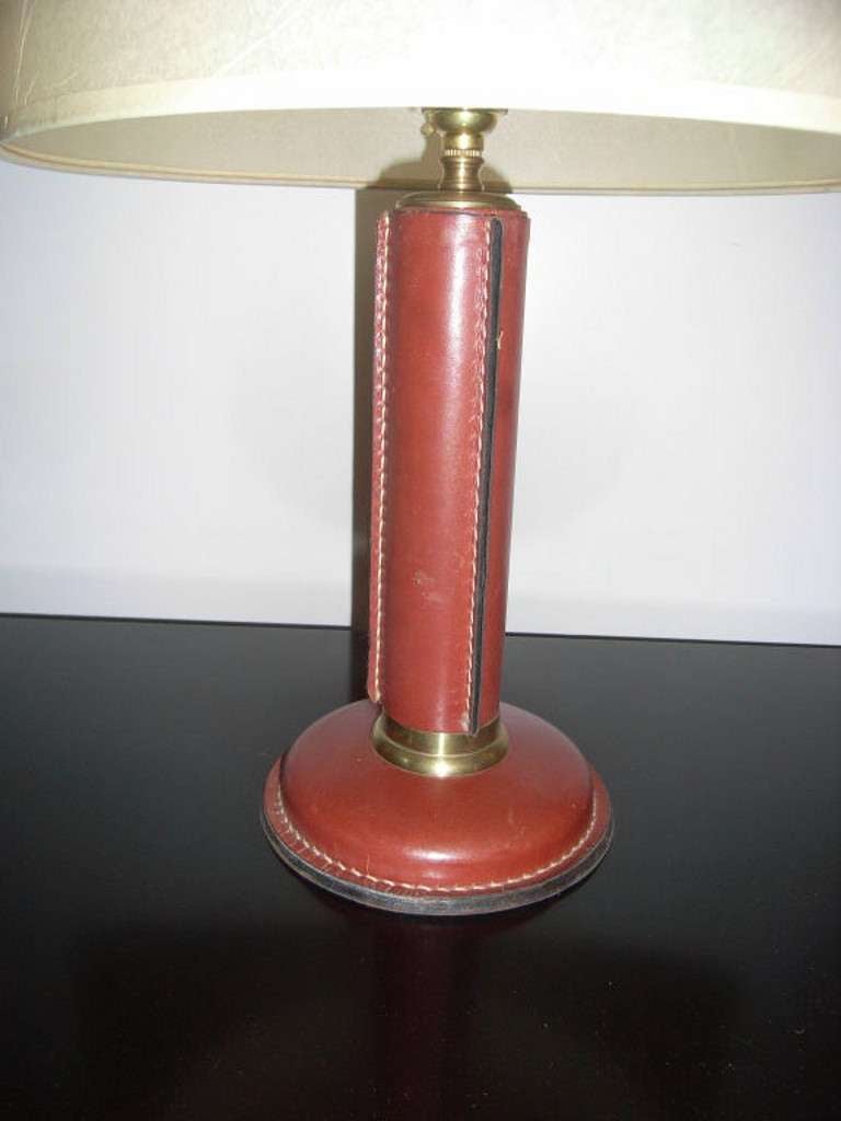 Art Deco French Table Lamp in Stitched Leather and Brass by Quinet In Good Condition For Sale In London, GB