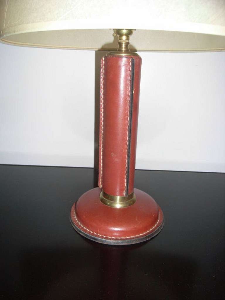 Français Lampe de table Art déco française en cuir piqué et laiton par Quinet en vente