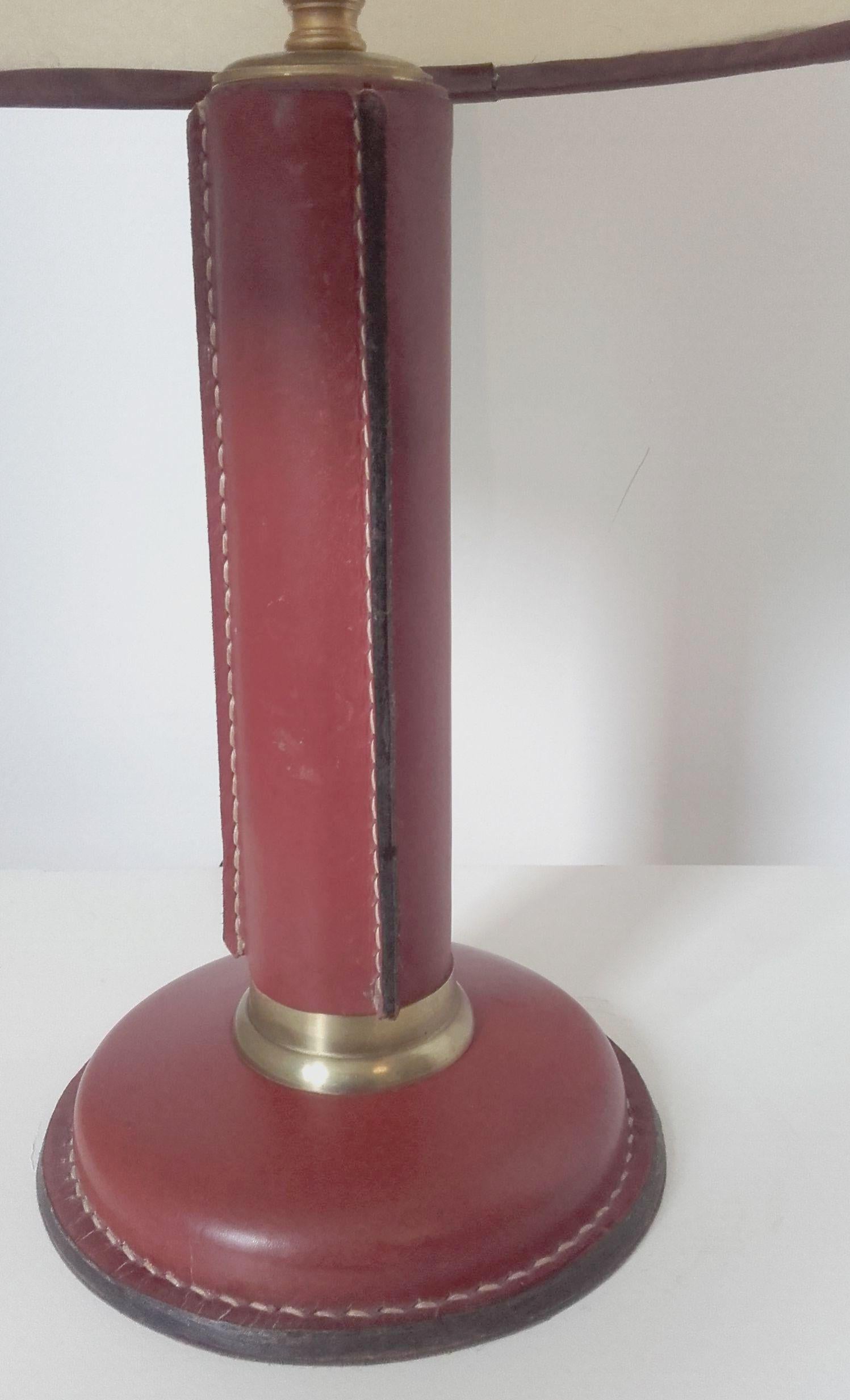 Mid-20th Century Art Deco French Table Lamp in Stitched Leather and Brass by Quinet For Sale