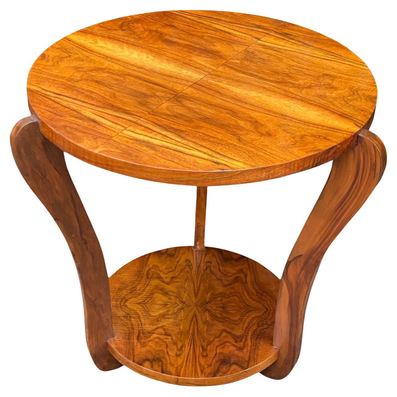 Magnifique table d'appoint en noyer sculpté. Datant d'environ 1930, cette magnifique table d'appoint est en excellent état. Elle a été remise à neuf dans nos ateliers 