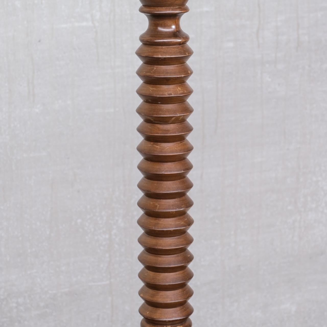 Lampada da terra in quercia tornita francese Art Déco alla maniera di Charles Dudouyt in vendita 1