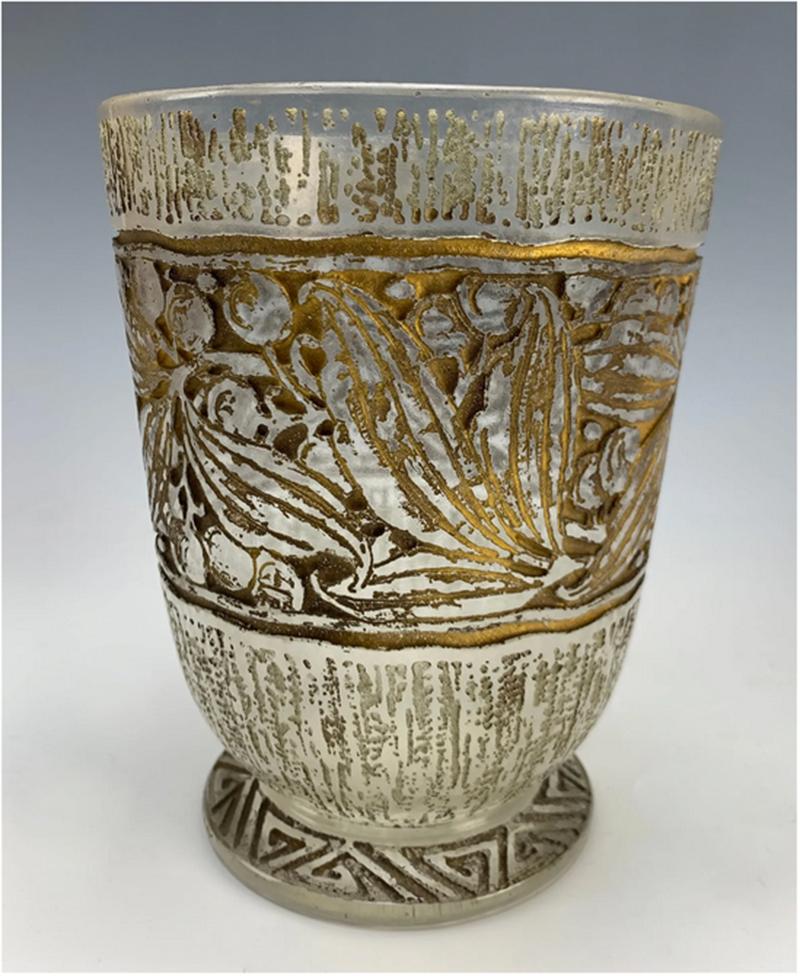 Französische Vase im Art déco-Stil von den Gebrüdern Daum in Nancy, Frankreich.
Hergestellt aus klarem, säuregeätztem Glas mit Spuren von Vergoldung.
Signiert am Sockel.