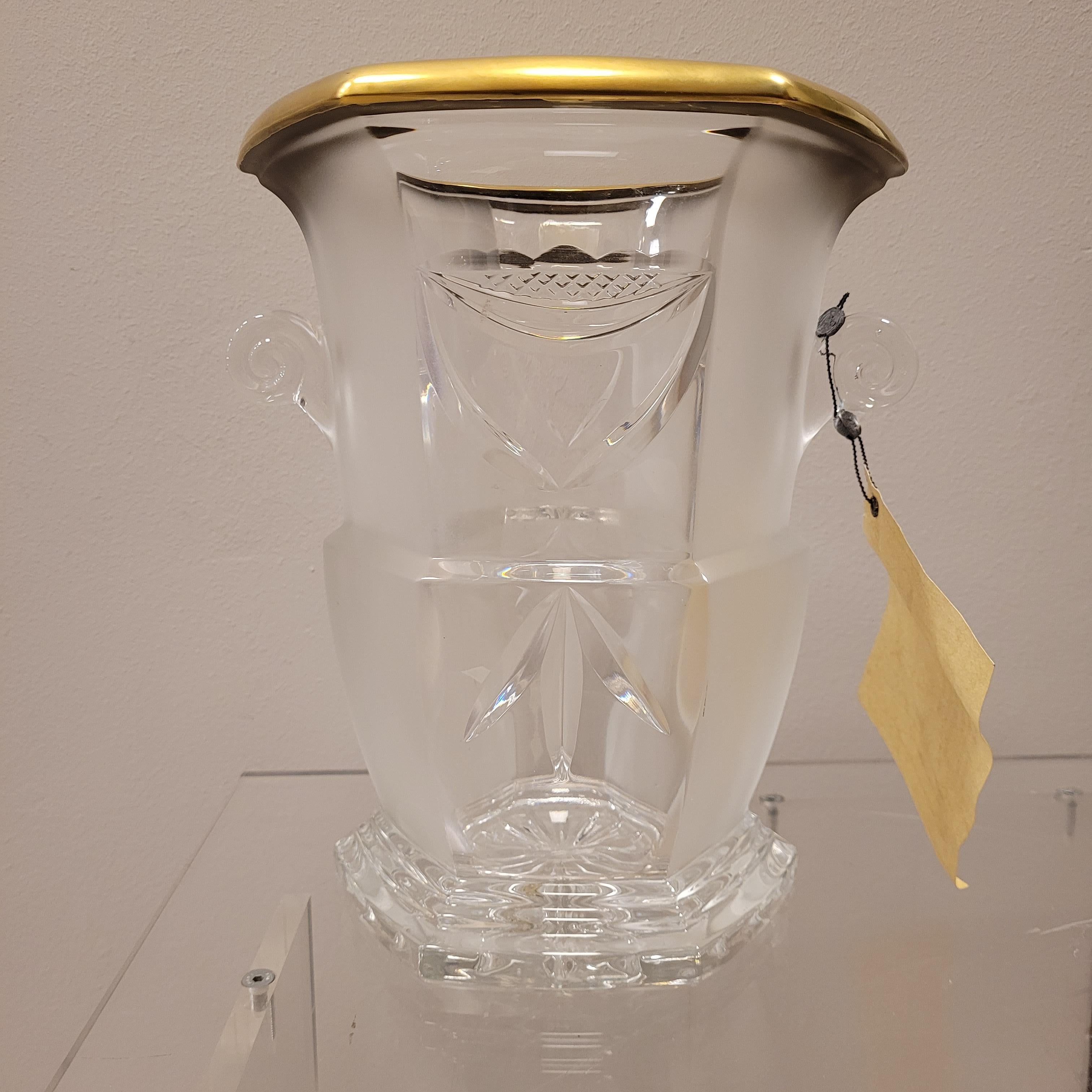 Eleganter und exquisiter Champagnerkübel aus handgefertigtem Kristall, der in der französischen Region Lorraine hergestellt wird. Wie auf dem Label bescheinigt, handelt es sich bei dem Material um ein 