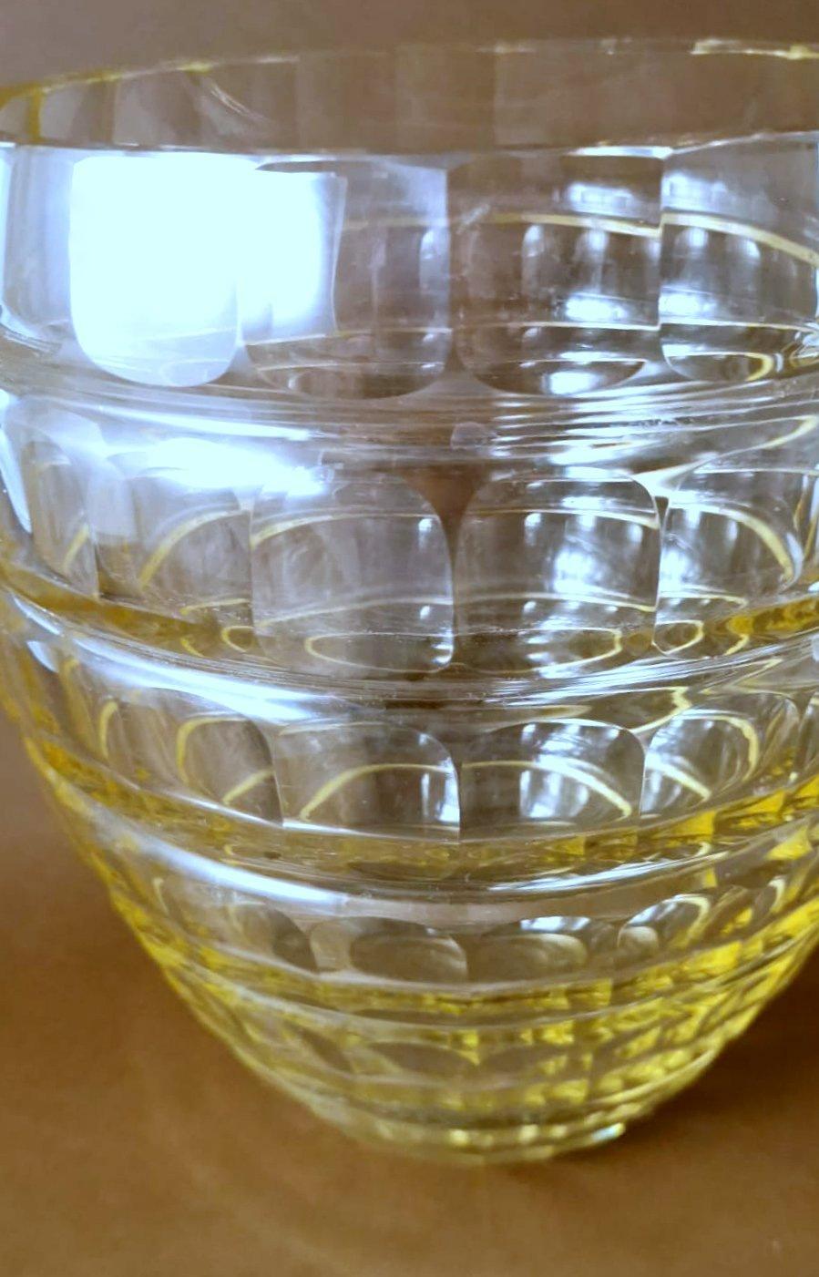 Vase français Art Déco en cristal jaune taillé et fond. en vente 2