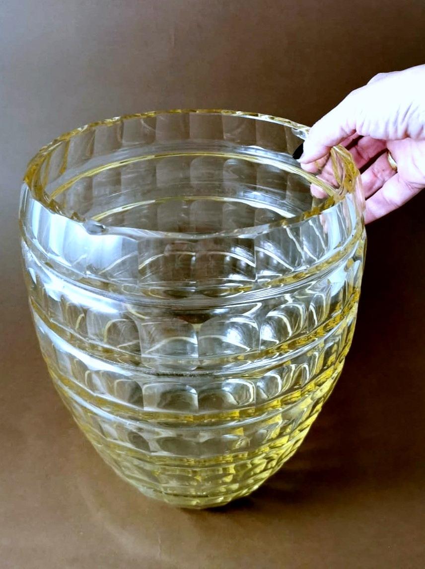 Vase français Art Déco en cristal jaune taillé et fond. en vente 7
