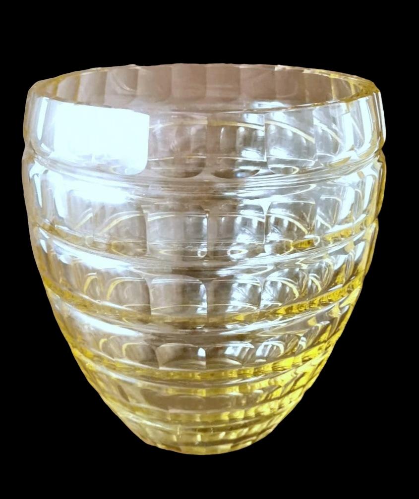 Art déco Vase français Art Déco en cristal jaune taillé et fond. en vente