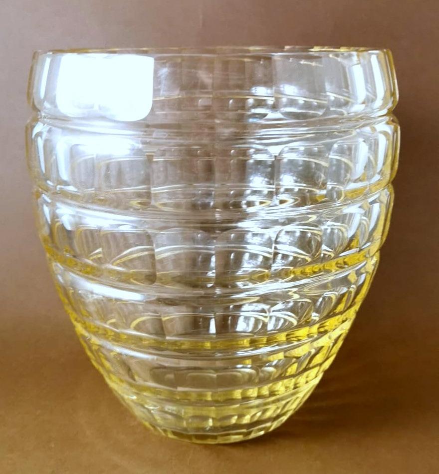 Français Vase français Art Déco en cristal jaune taillé et fond. en vente