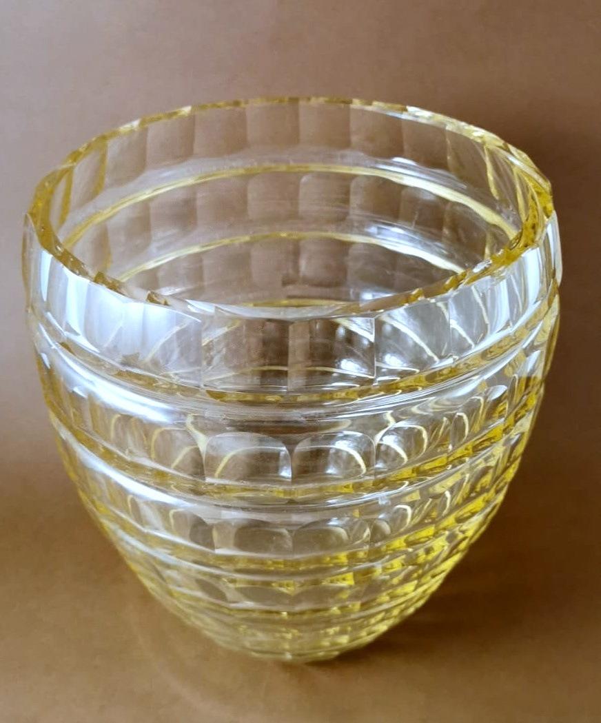 Fait main Vase français Art Déco en cristal jaune taillé et fond. en vente