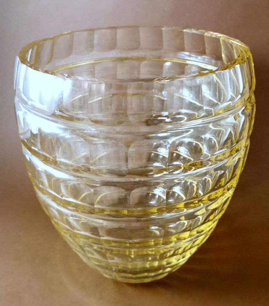 20ième siècle Vase français Art Déco en cristal jaune taillé et fond. en vente