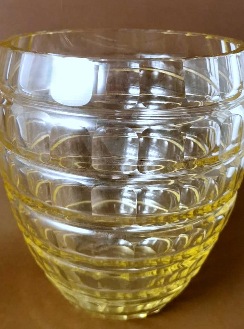 Cristal Vase français Art Déco en cristal jaune taillé et fond. en vente