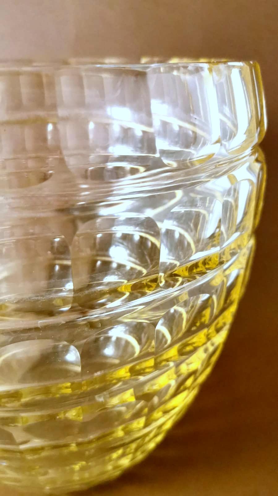 Vase français Art Déco en cristal jaune taillé et fond. en vente 1