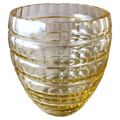 Vase français Art Déco en cristal jaune taillé et fond.