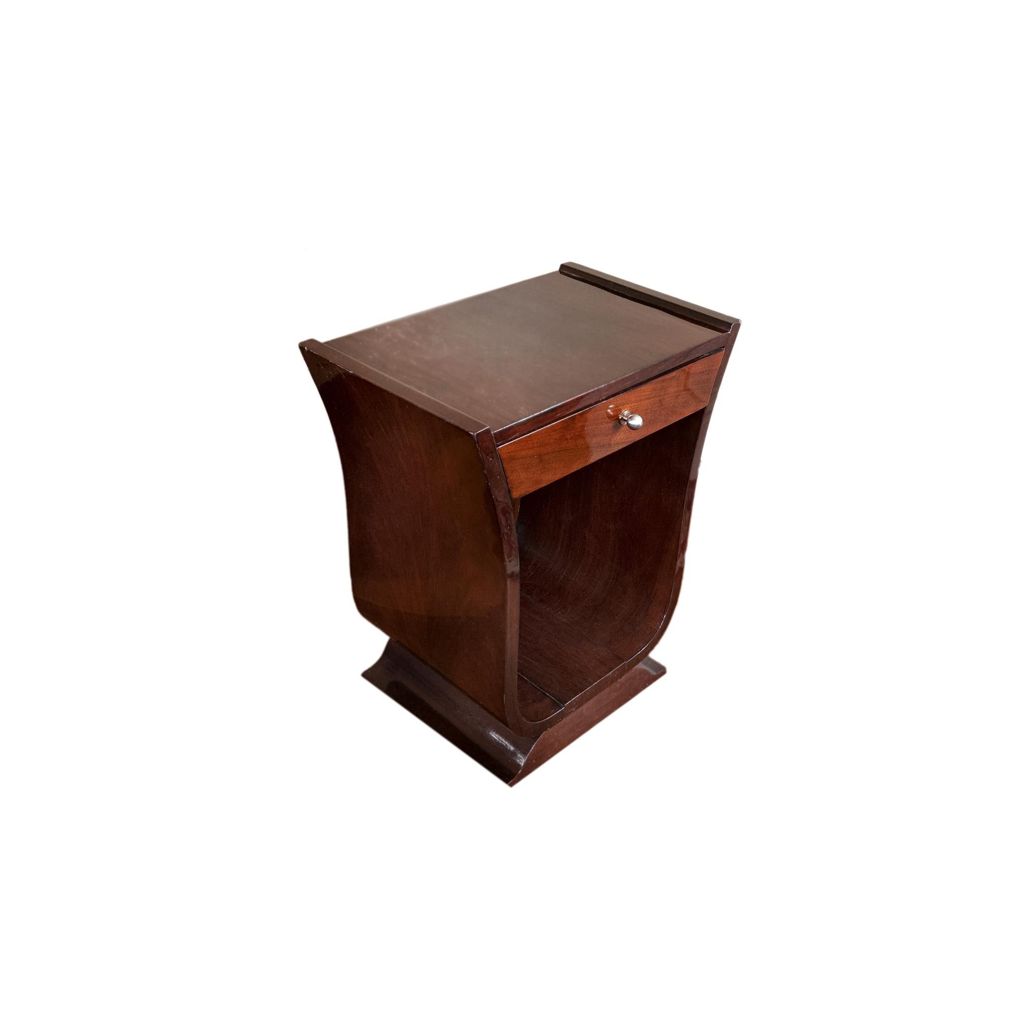 This elegant 1930s French Art Deco nightstand has walnut with a high-gloss veneer finish. 
Designed with a single drawer, it offers both style and functionality, making it a perfect bedside table or side piece for a refined interior.

A timeless