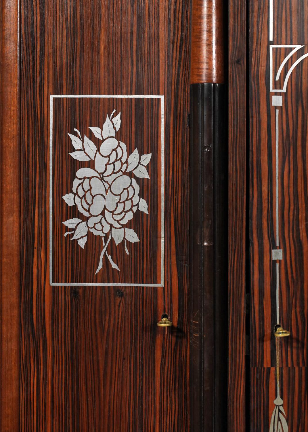 art deco French wardrobe in the style of Maurice Dufrène from the 1930s  In Good Condition For Sale In Lyon, FR