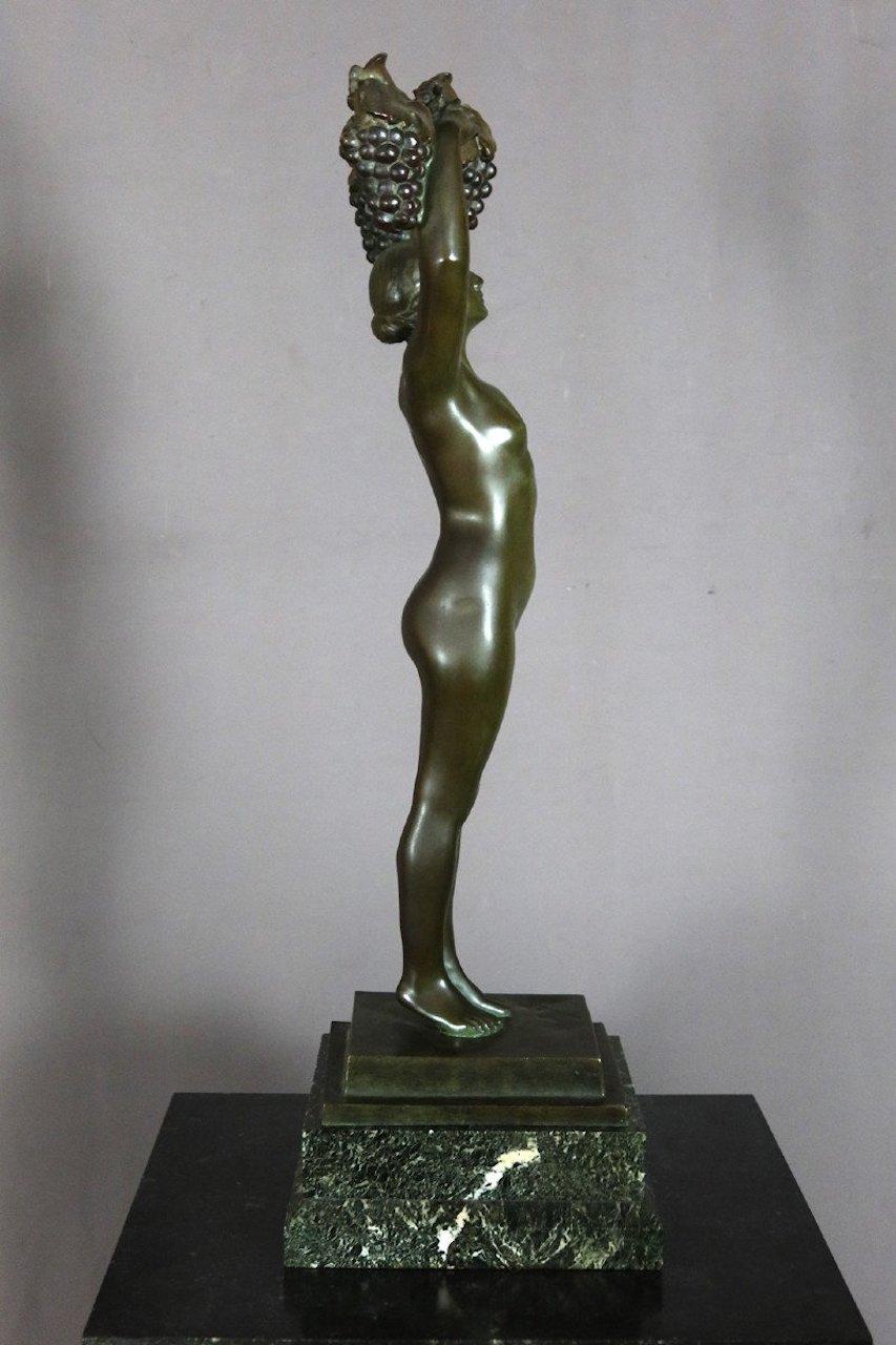 Nude with vine branches, French school, bronze signed by Charles Arthur Muller sculptor born in Flavigny sur Moselle in 1868.
Pupil of Hector Lemaire, he appeared at the Salon of French Artists. 
The Arras museum has a bust of a young woman of