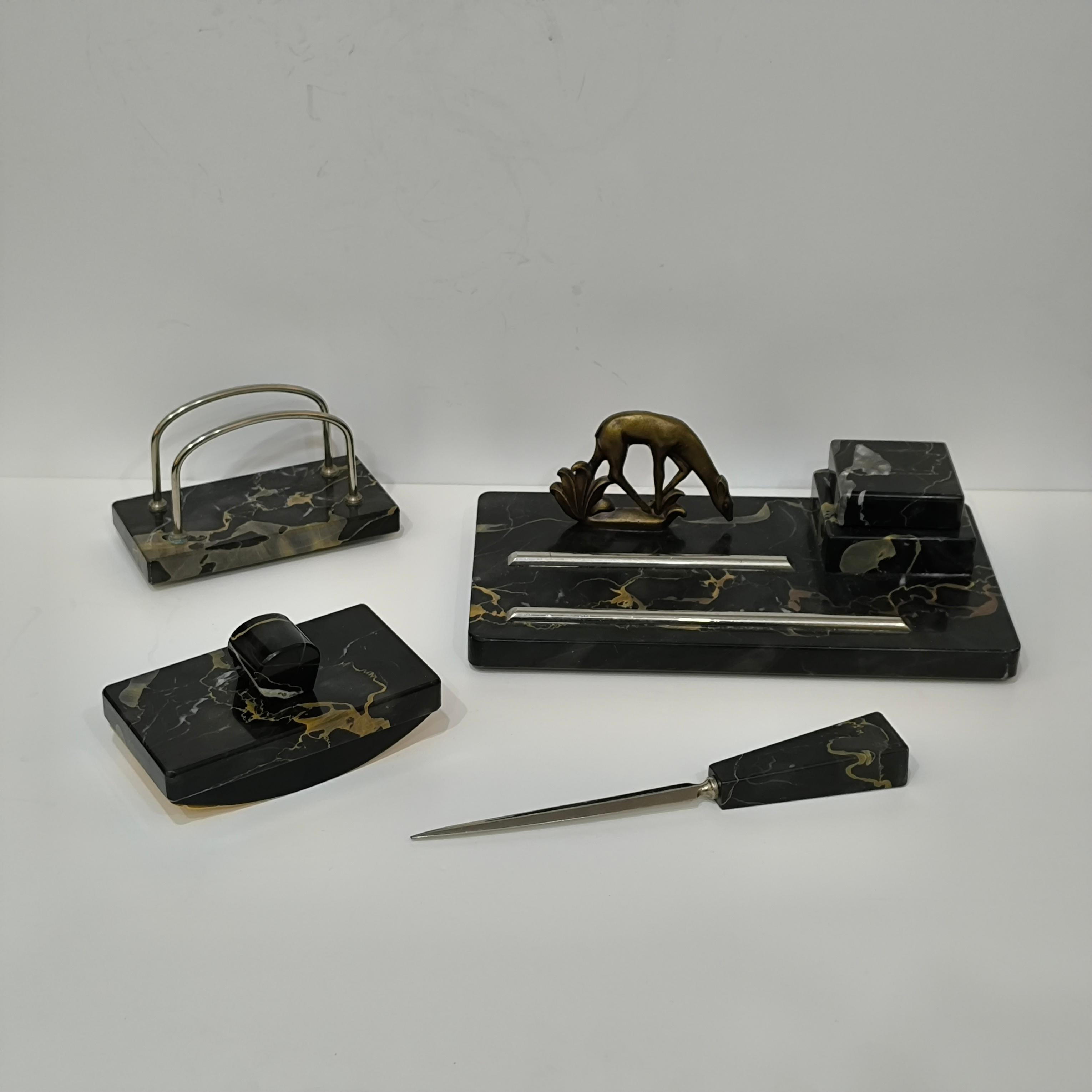 Französisches Art-Déco-Schreibtischset mit Windhund aus Portoro-Marmor, 1930er Jahre im Angebot 3