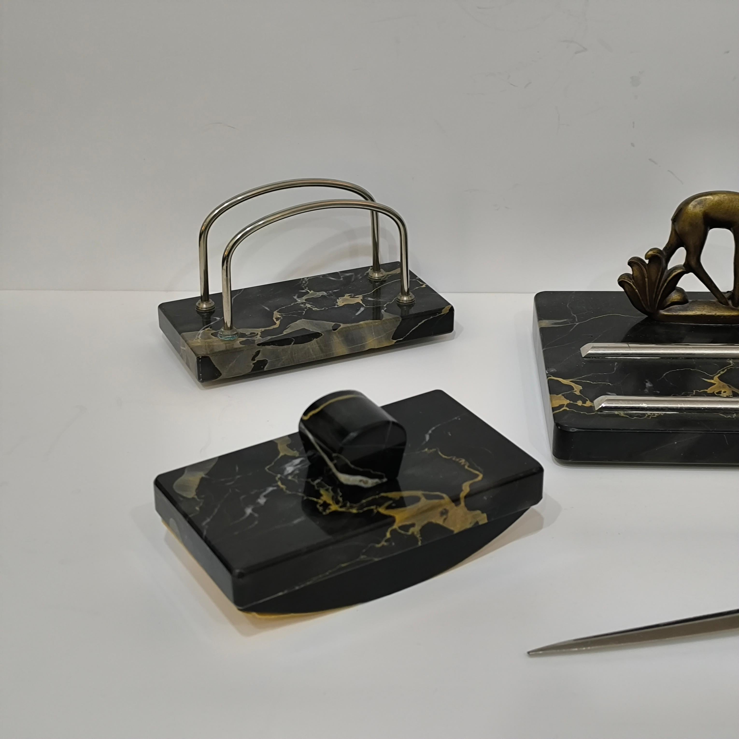 Französisches Art-Déco-Schreibtischset mit Windhund aus Portoro-Marmor, 1930er Jahre im Angebot 4