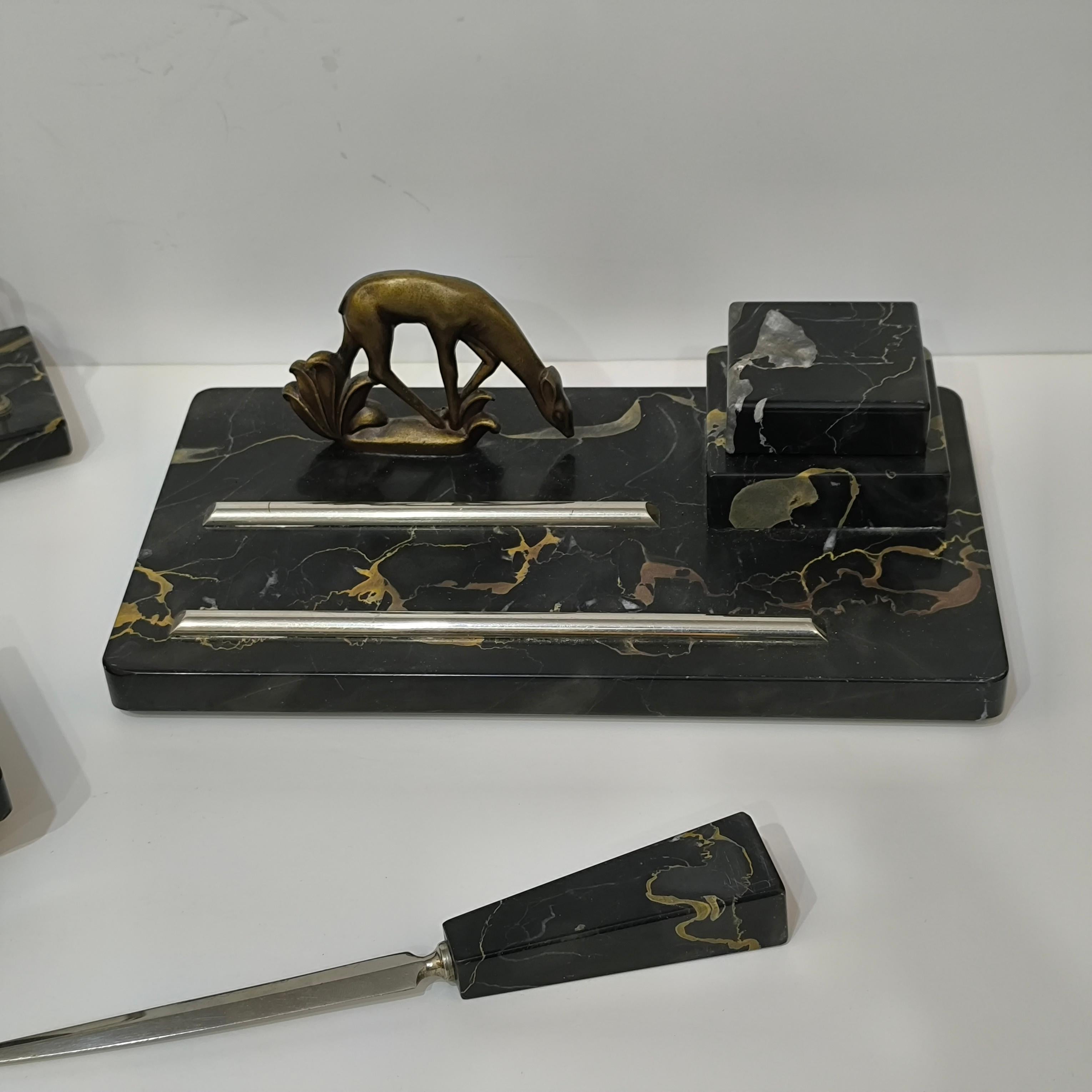 Französisches Art-Déco-Schreibtischset mit Windhund aus Portoro-Marmor, 1930er Jahre im Angebot 6