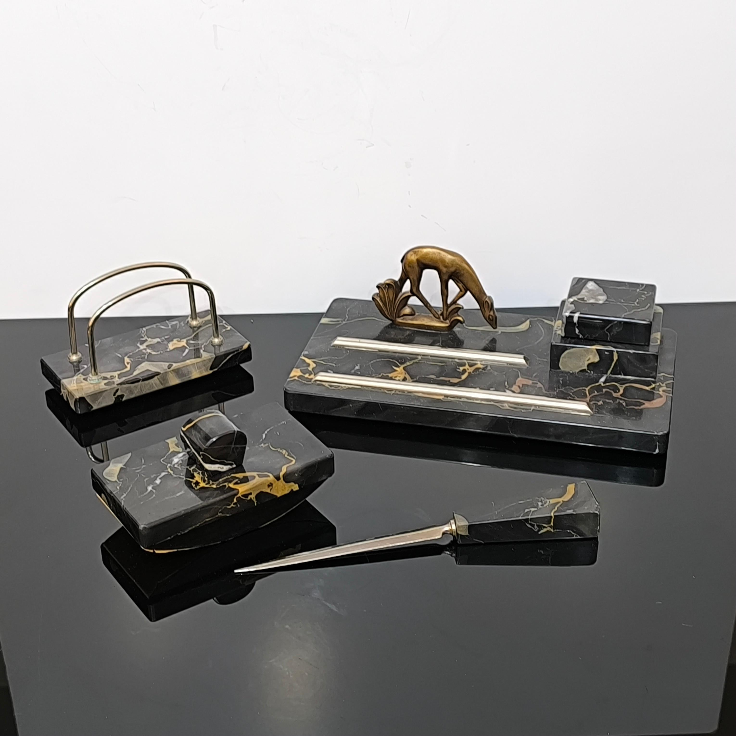 Ein hervorragendes Schreibtischset aus schönem schwarzem italienischen Portor-Marmor.
Bestehend aus:
- Stiftablage mit Tintenfass
- Briefhalter
- Notizbuch
- Papiermesser
Alle Stücke sind original und  in perfektem Zustand
Der Bleistifthalter ist