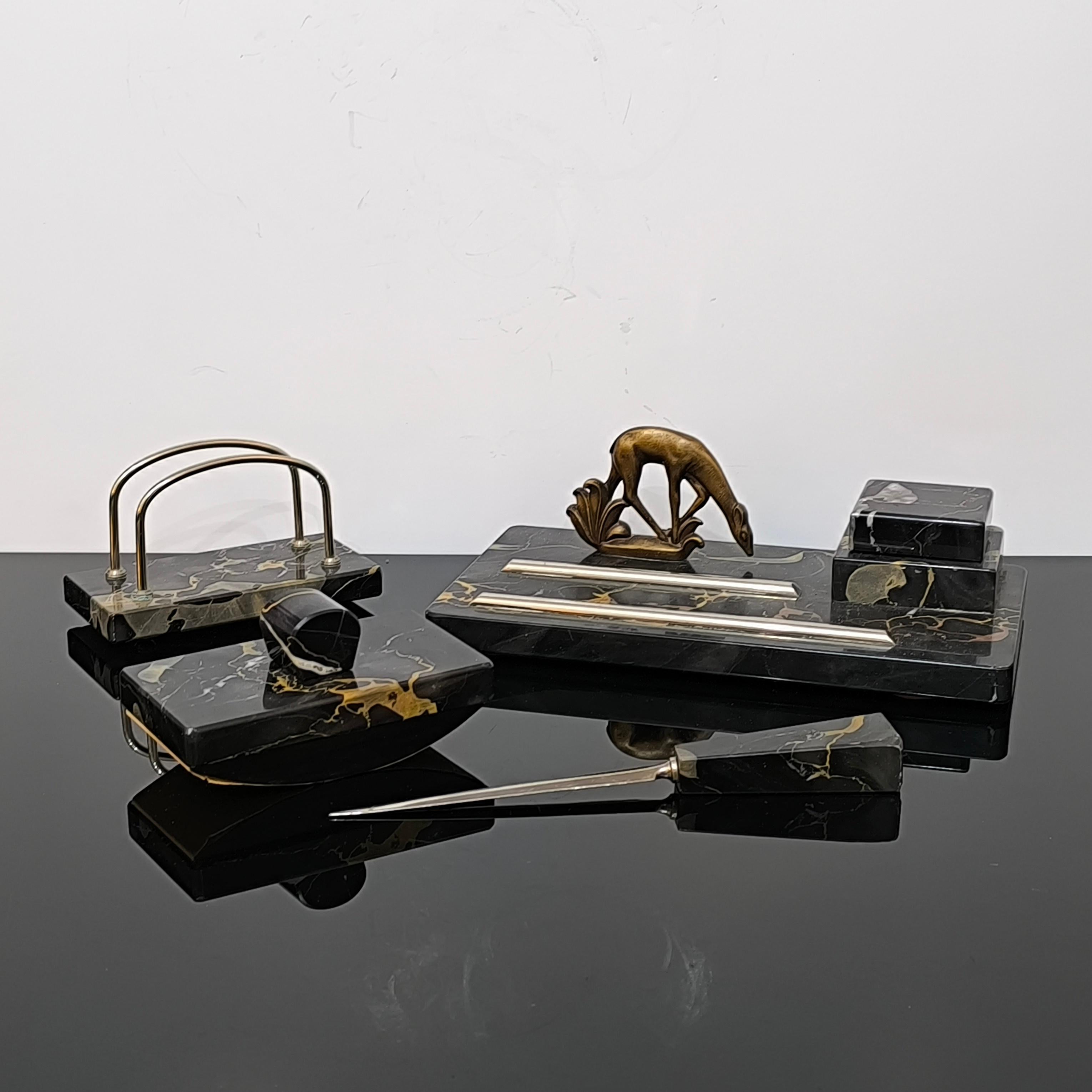 Französisches Art-Déco-Schreibtischset mit Windhund aus Portoro-Marmor, 1930er Jahre (Geschnitzt) im Angebot