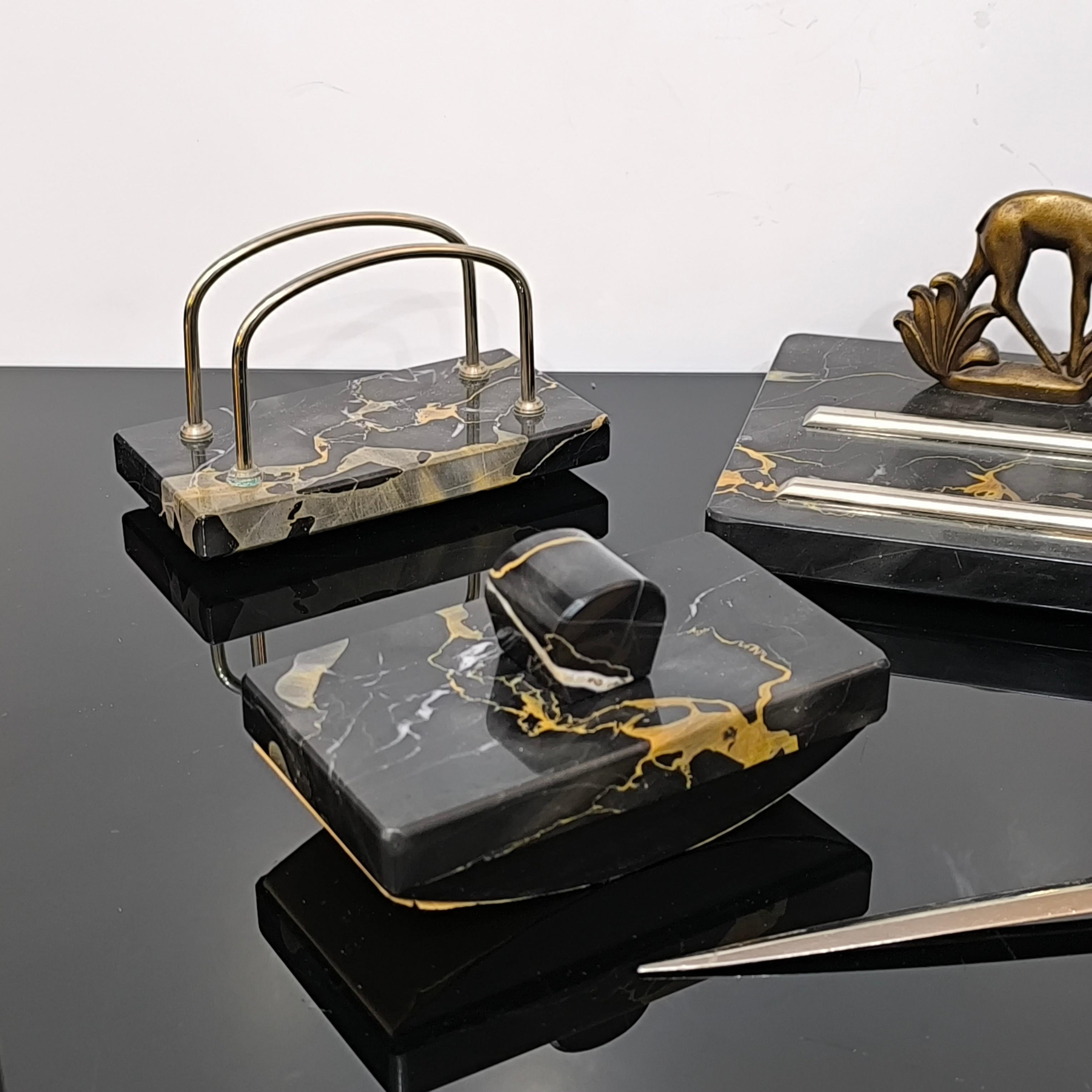 Französisches Art-Déco-Schreibtischset mit Windhund aus Portoro-Marmor, 1930er Jahre im Zustand „Gut“ im Angebot in Bochum, NRW